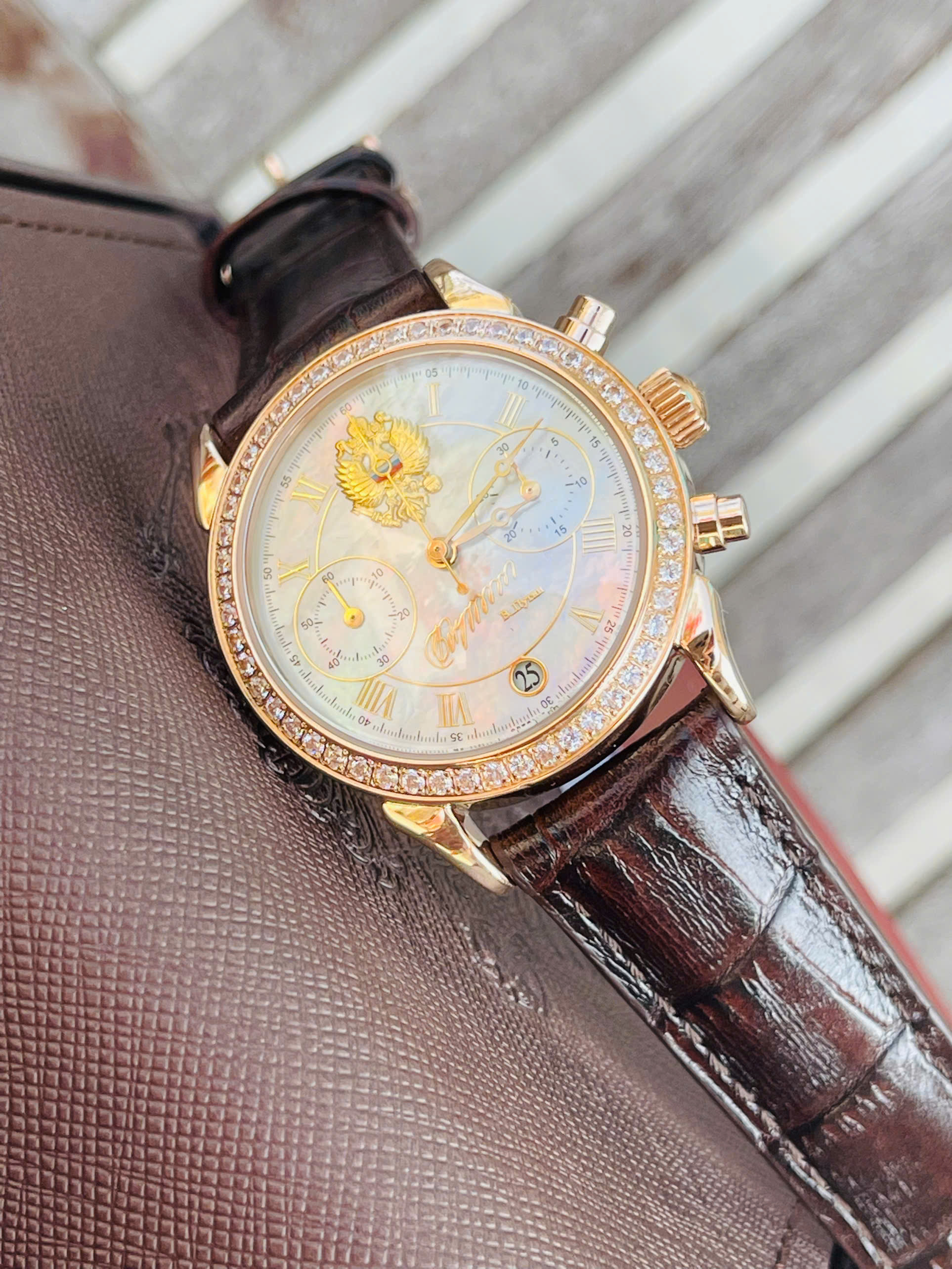 Đồng hồ Poljot 3133 Chronograph – Tinh Hoa Cơ Khí Liên Xô Trong Bộ Vỏ Vàng Đúc Nguyên Khối