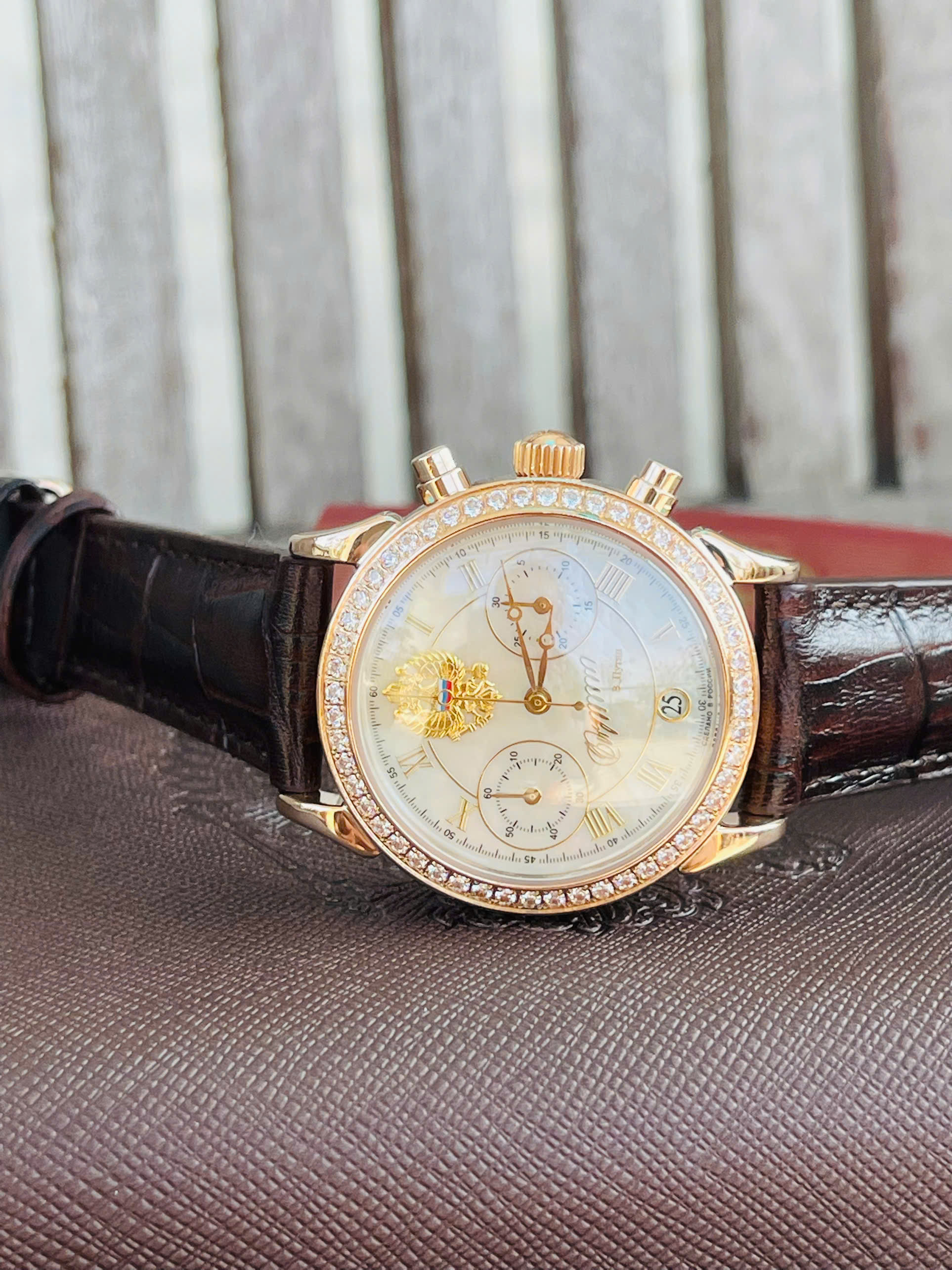 Đồng hồ Poljot 3133 Chronograph – Tinh Hoa Cơ Khí Liên Xô Trong Bộ Vỏ Vàng Đúc Nguyên Khối