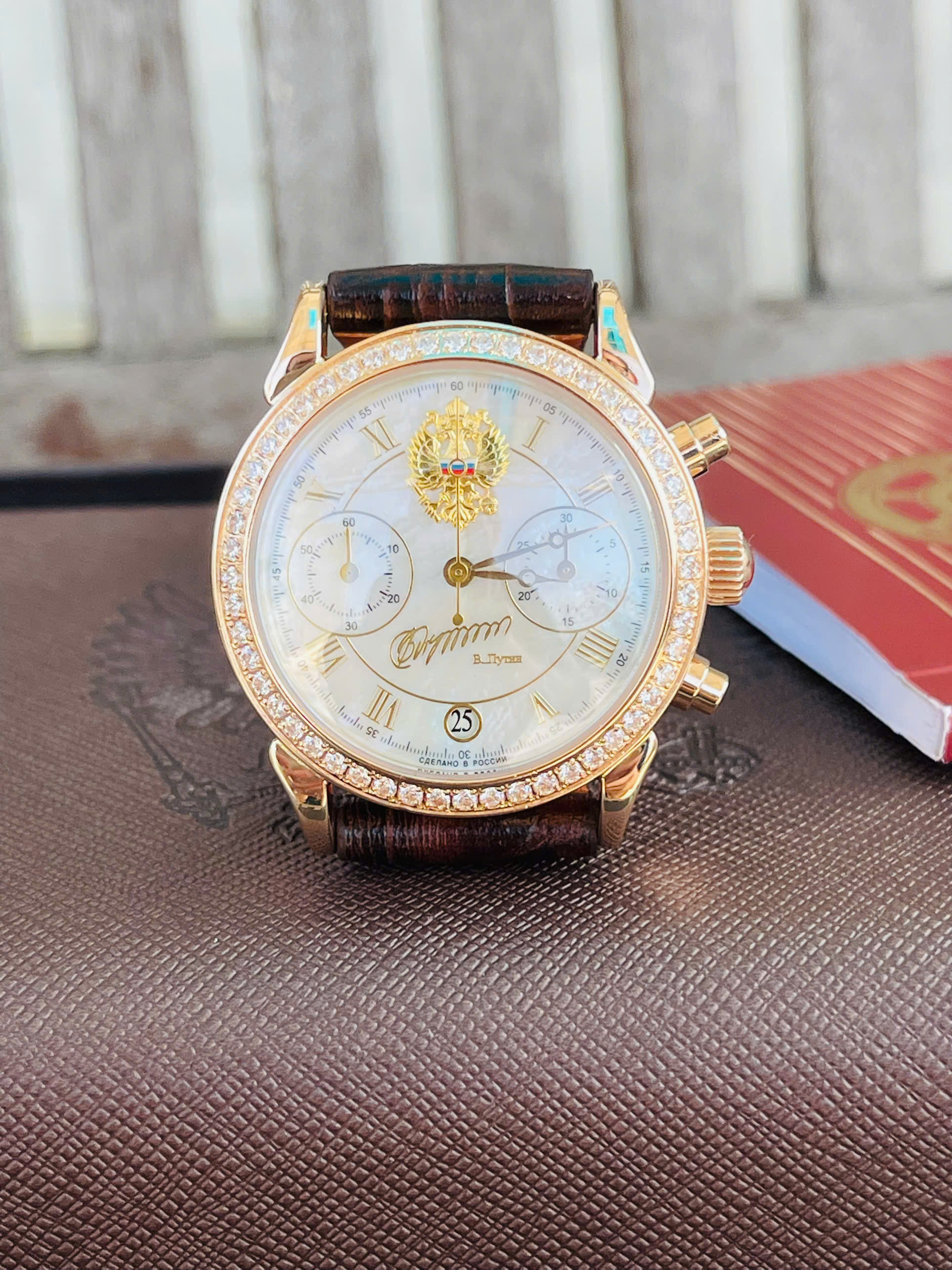 Đồng hồ Poljot 3133 Chronograph – Tinh Hoa Cơ Khí Liên Xô Trong Bộ Vỏ Vàng Đúc Nguyên Khối