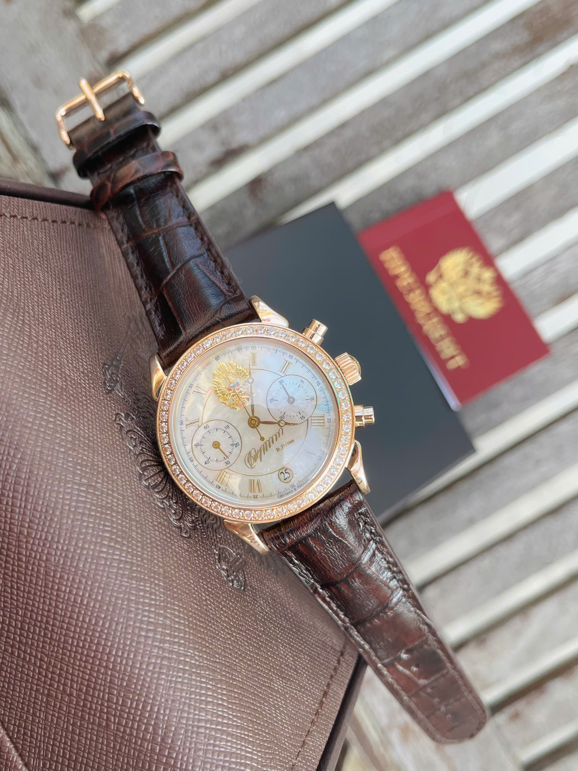 Đồng hồ Poljot 3133 Chronograph – Tinh Hoa Cơ Khí Liên Xô Trong Bộ Vỏ Vàng Đúc Nguyên Khối