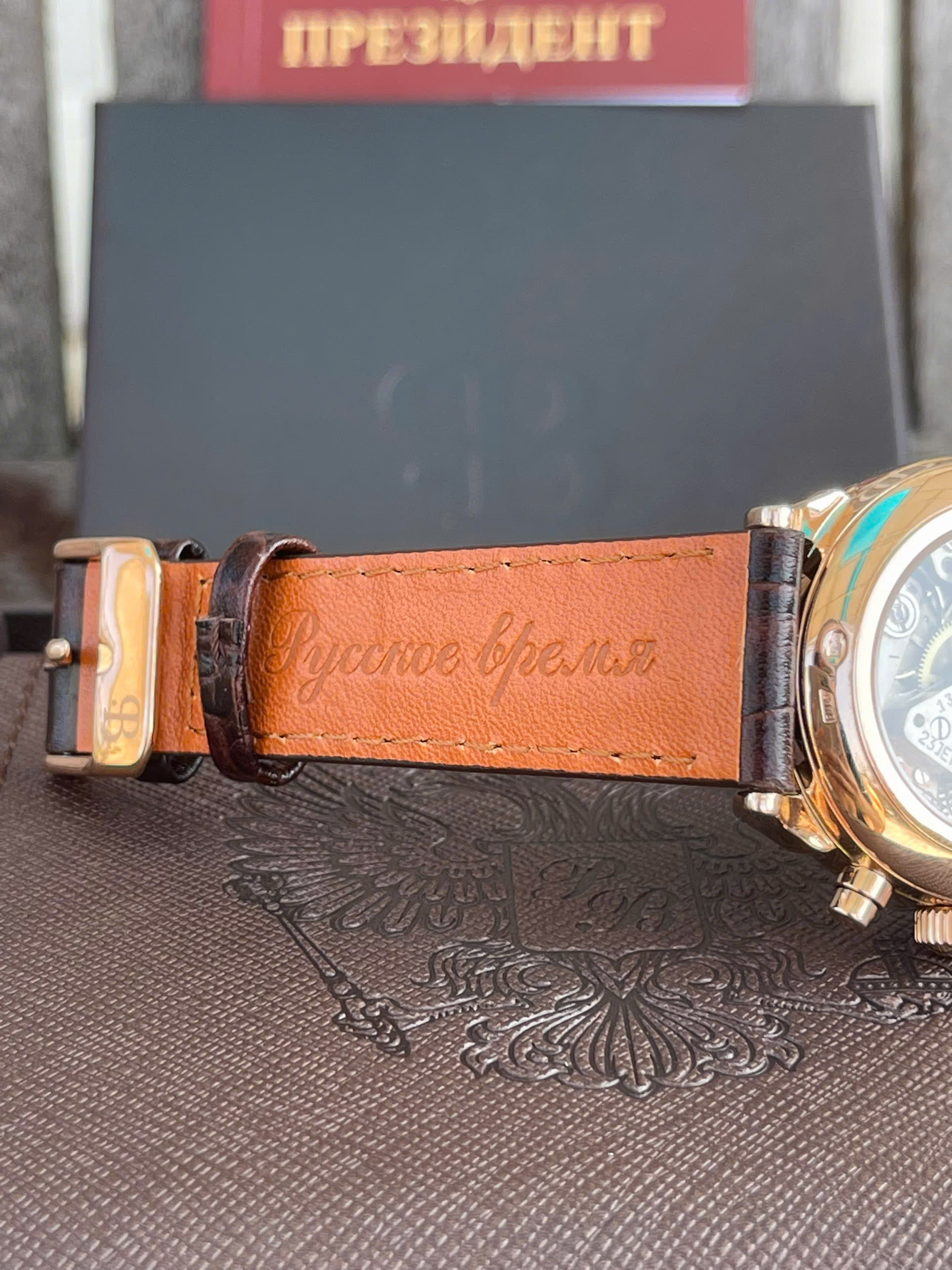 Đồng hồ Poljot 3133 Chronograph – Tinh Hoa Cơ Khí Liên Xô Trong Bộ Vỏ Vàng Đúc Nguyên Khối