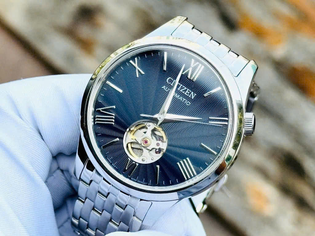 Đồng hồ Citizen Automatic NH9130-84L – Siêu phẩm mặt xanh Guilloche, thiết kế hở tim cuốn hút