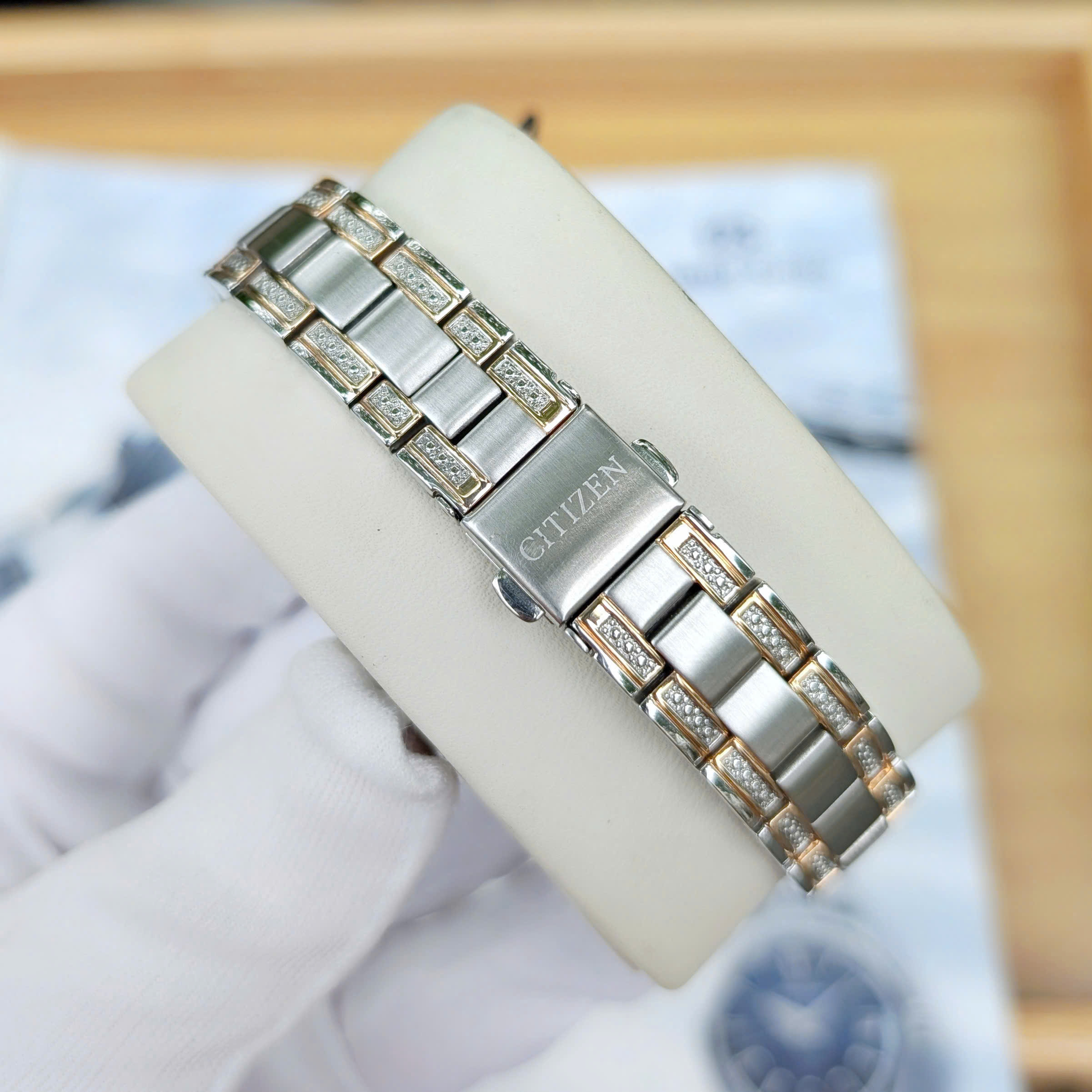 Đồng hồ nữ Citizen Eco-Drive FE1236-62D – Sang trọng, tinh tế với mặt xà cừ và dây đính pha lê