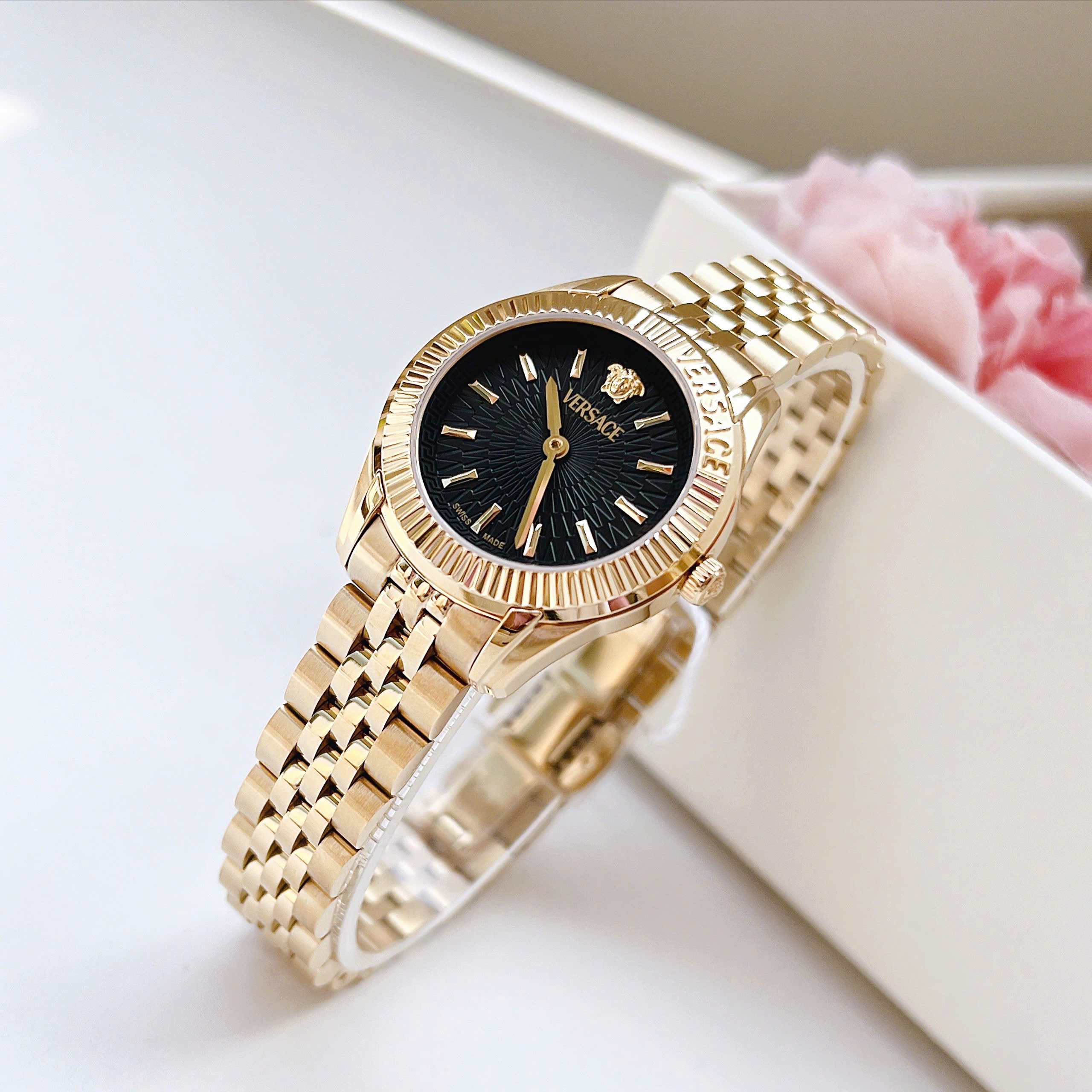 Đồng Hồ Versace Nữ Mới Nhất 2025 Greca Time Size 30mm – Chính Hãng Swiss Made, Mặt Đen Vân Độc Đáo, Dây Thép Mạ Vàng Jubilee, Sang Trọng Và Thời Thượng Chuẩn Thời Trang Ý