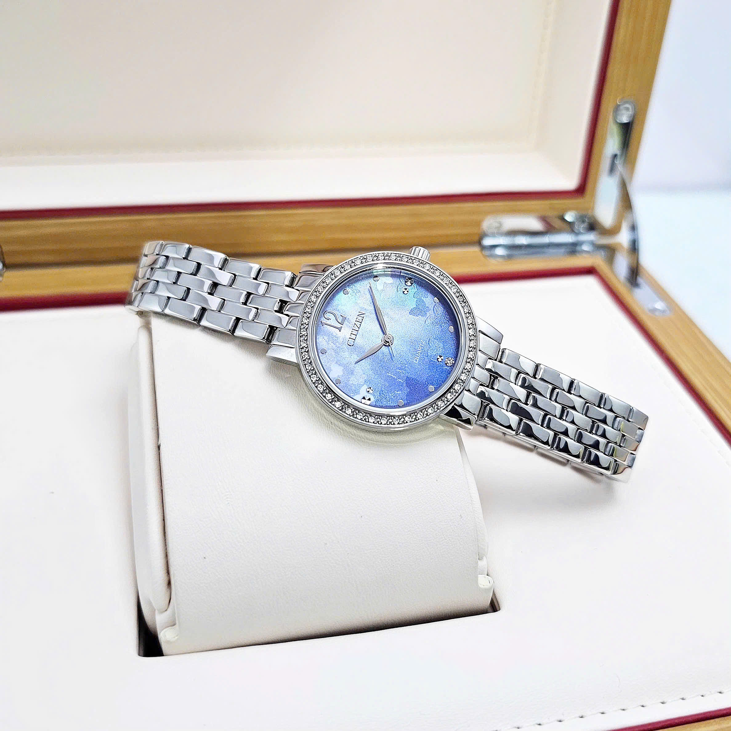 Đồng Hồ Nữ Citizen Quartz Beginning Blue EL3100-55N – Vẻ Đẹp Hoàn Mỹ Dành Cho Quý Cô Sành Điệu