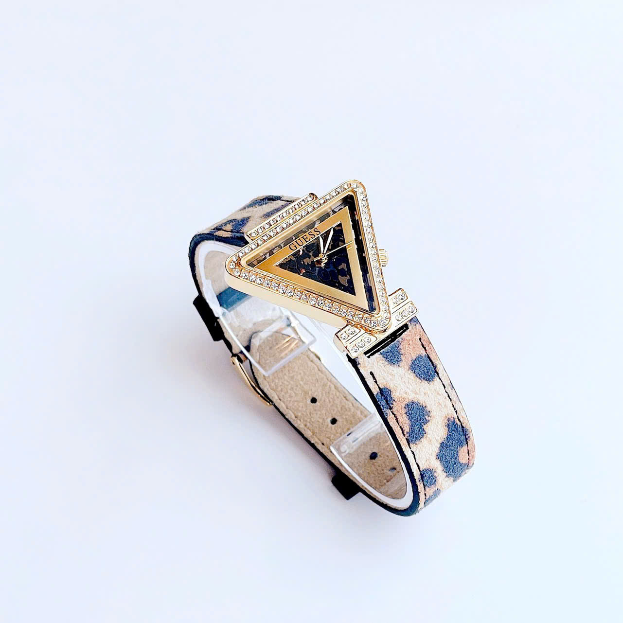 ĐỒNG HỒ GUESS ANIMAL PRINT LEATHER WATCH – MẶT TAM GIÁC ĐÍNH ĐÁ, DÂY DA HỌA TIẾT BÁO SANG TRỌNG bộ sưu tập mới 2025