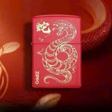 Bật Lửa Zippo Phiên Bản 2025 Ất Tỵ – Linh Vật Mãng Xà Uy Quyền, Biểu Tượng Cho Sự May Mắn Và Thịnh Vượng