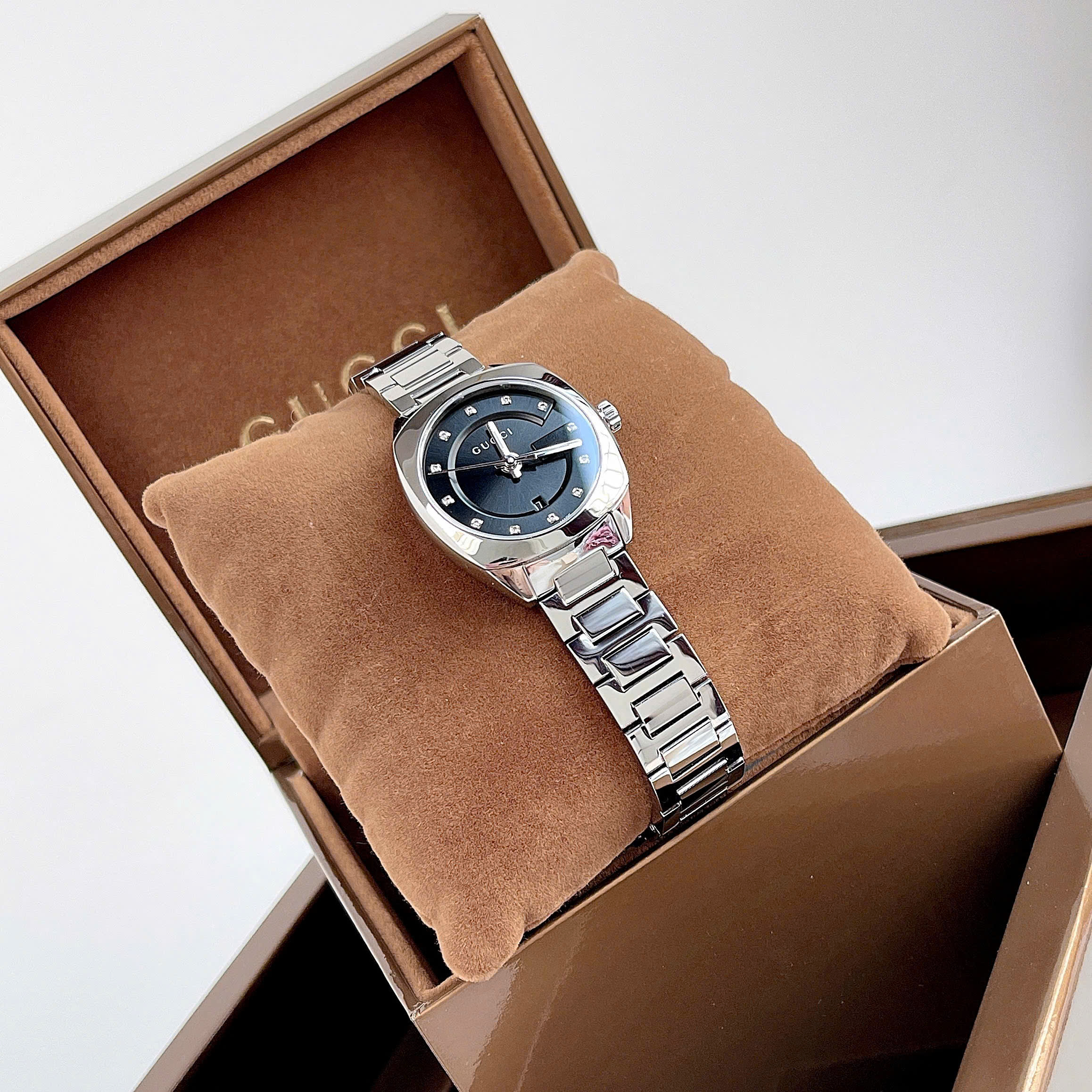 Đồng Hồ Gucci GG2570 Diamond – Đỉnh Cao Sang Trọng Tinh Tế Dành Cho Quý Cô Thời Thượng