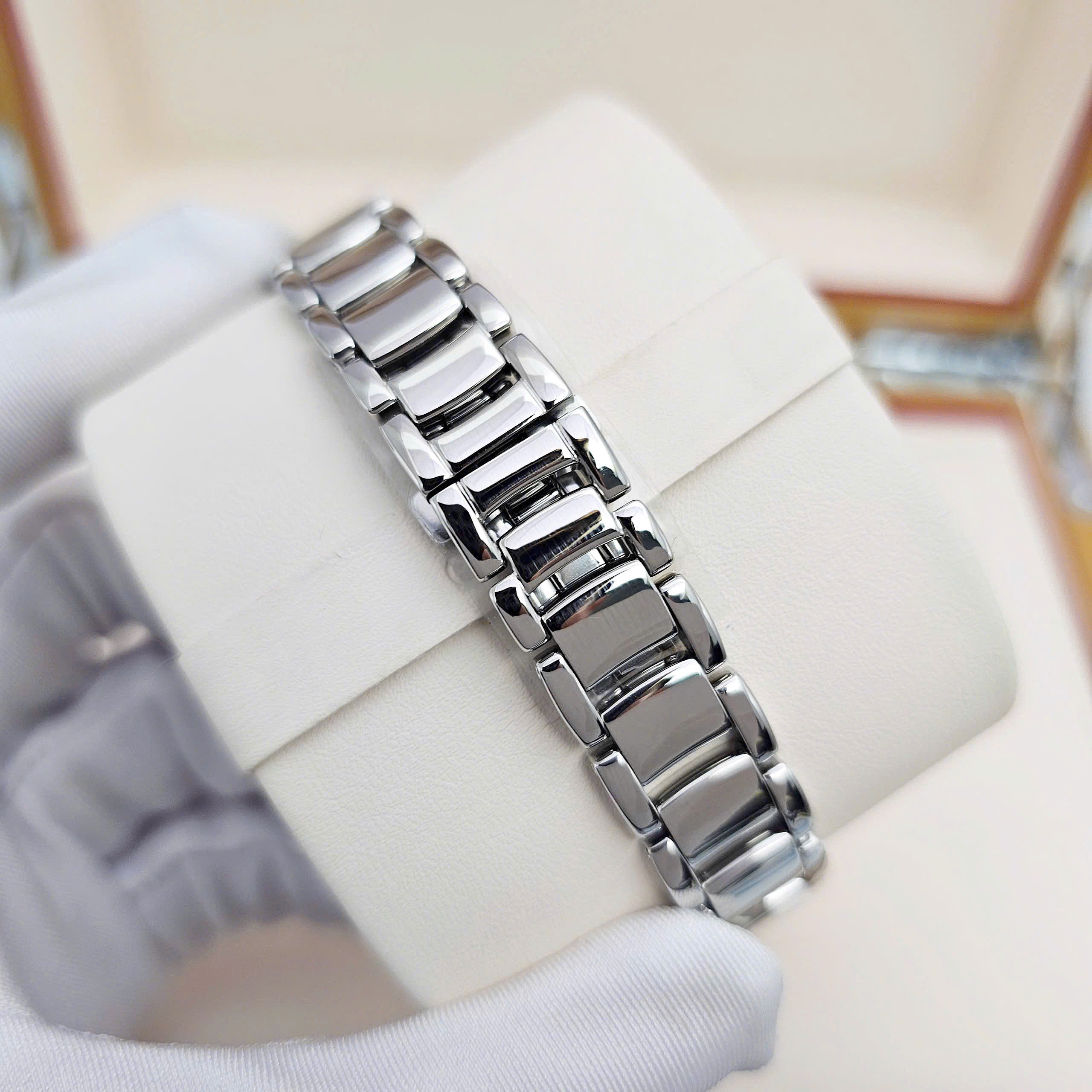 Đồng Hồ Citizen Nữ EM1110-81N – Vẻ Đẹp Kiêu Sa Từ Công Nghệ Và Nghệ Thuật