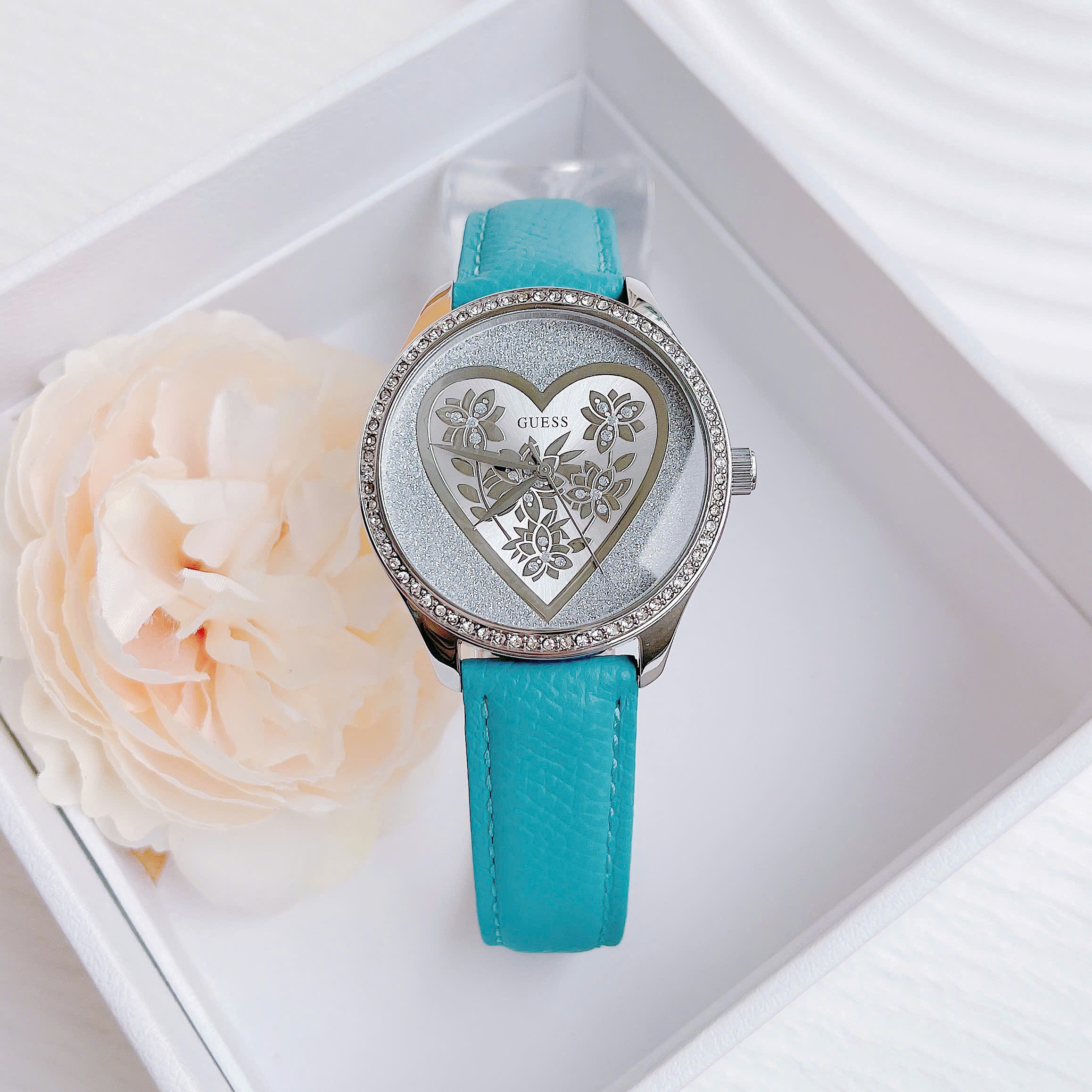 Đồng hồ nữ Guess Trendy Silver Watch 2025 – Thiết kế tinh tế, trái tim hoa đầy nữ tính