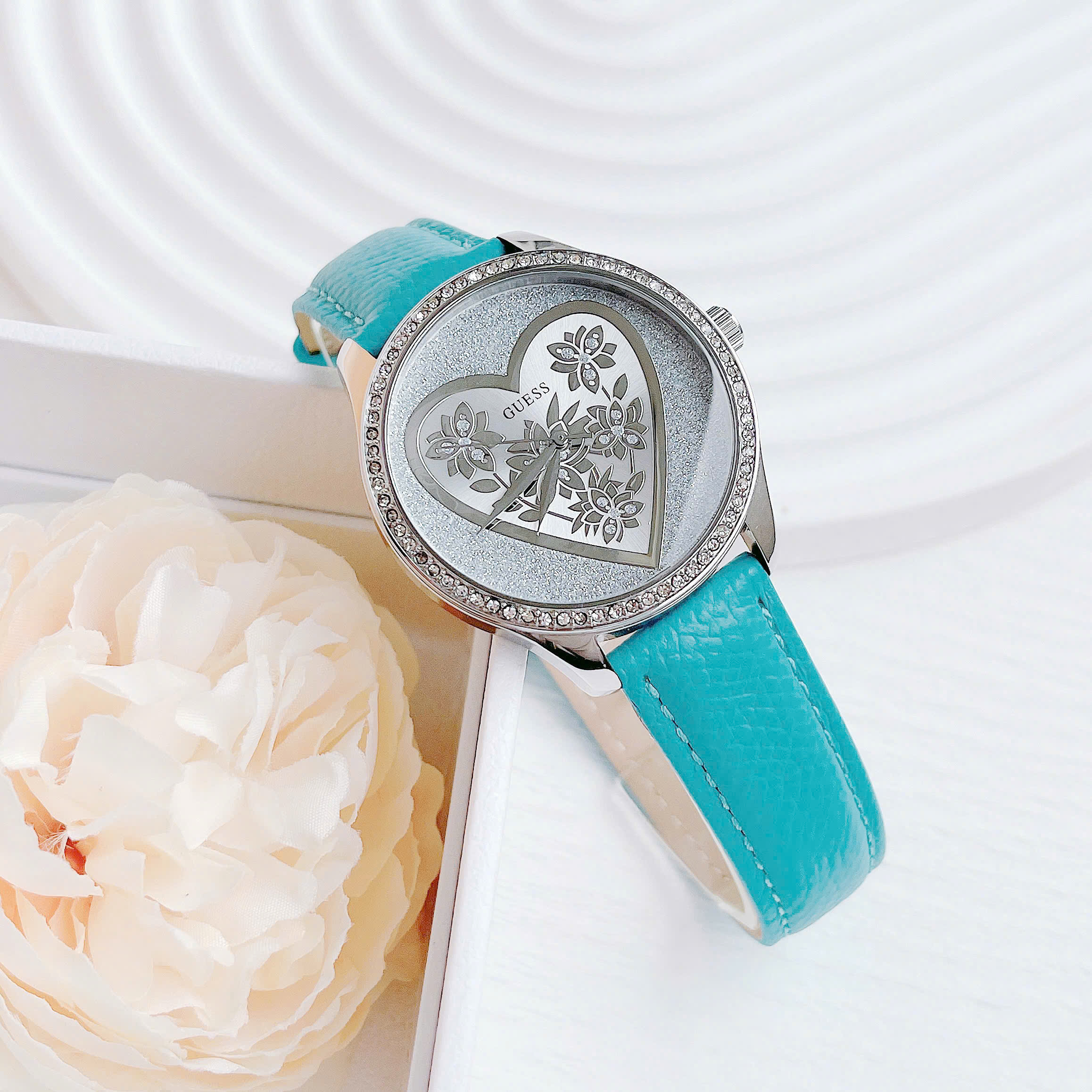 Đồng hồ nữ Guess Trendy Silver Watch 2025 – Thiết kế tinh tế, trái tim hoa đầy nữ tính