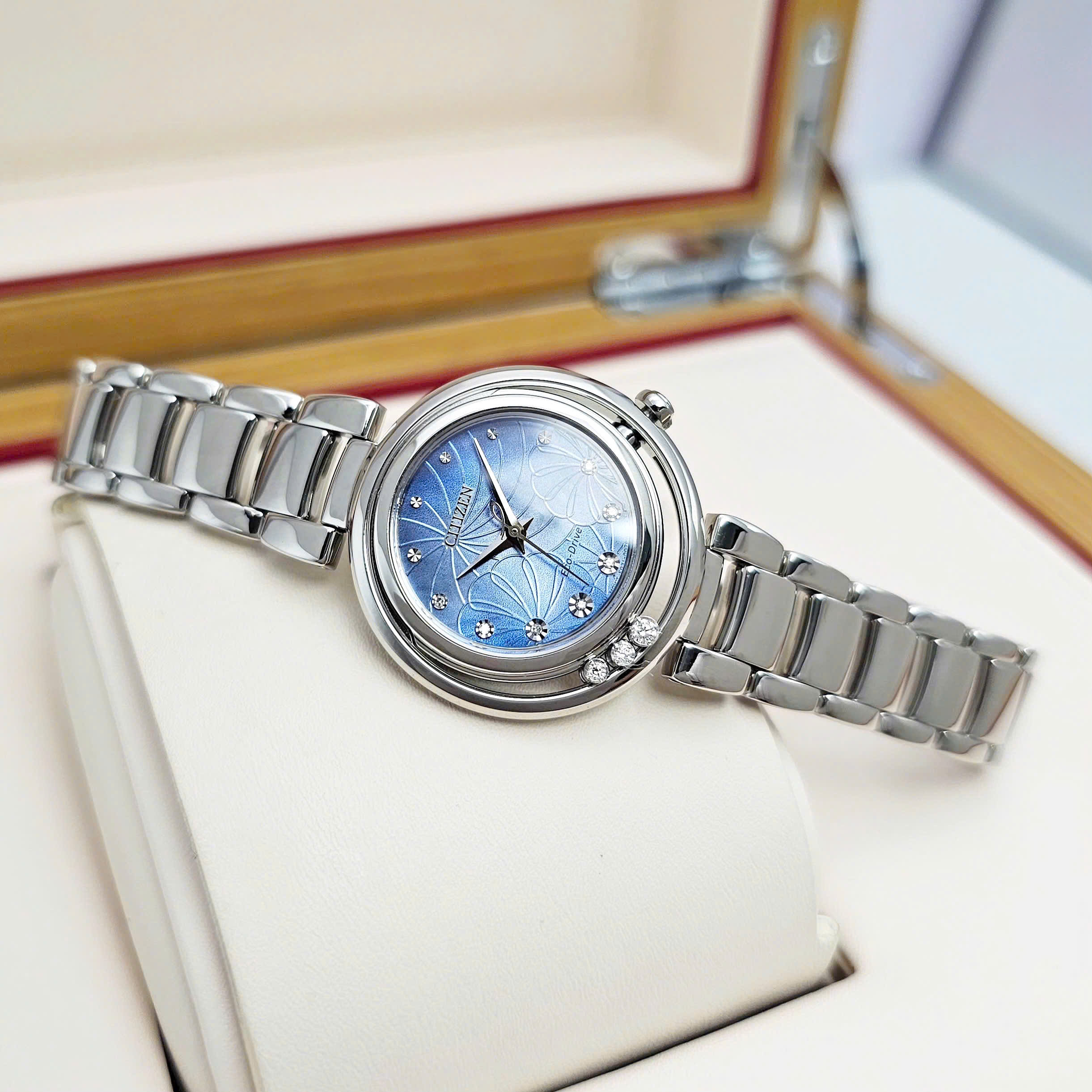 Đồng Hồ Citizen Nữ EM1110-81N – Vẻ Đẹp Kiêu Sa Từ Công Nghệ Và Nghệ Thuật