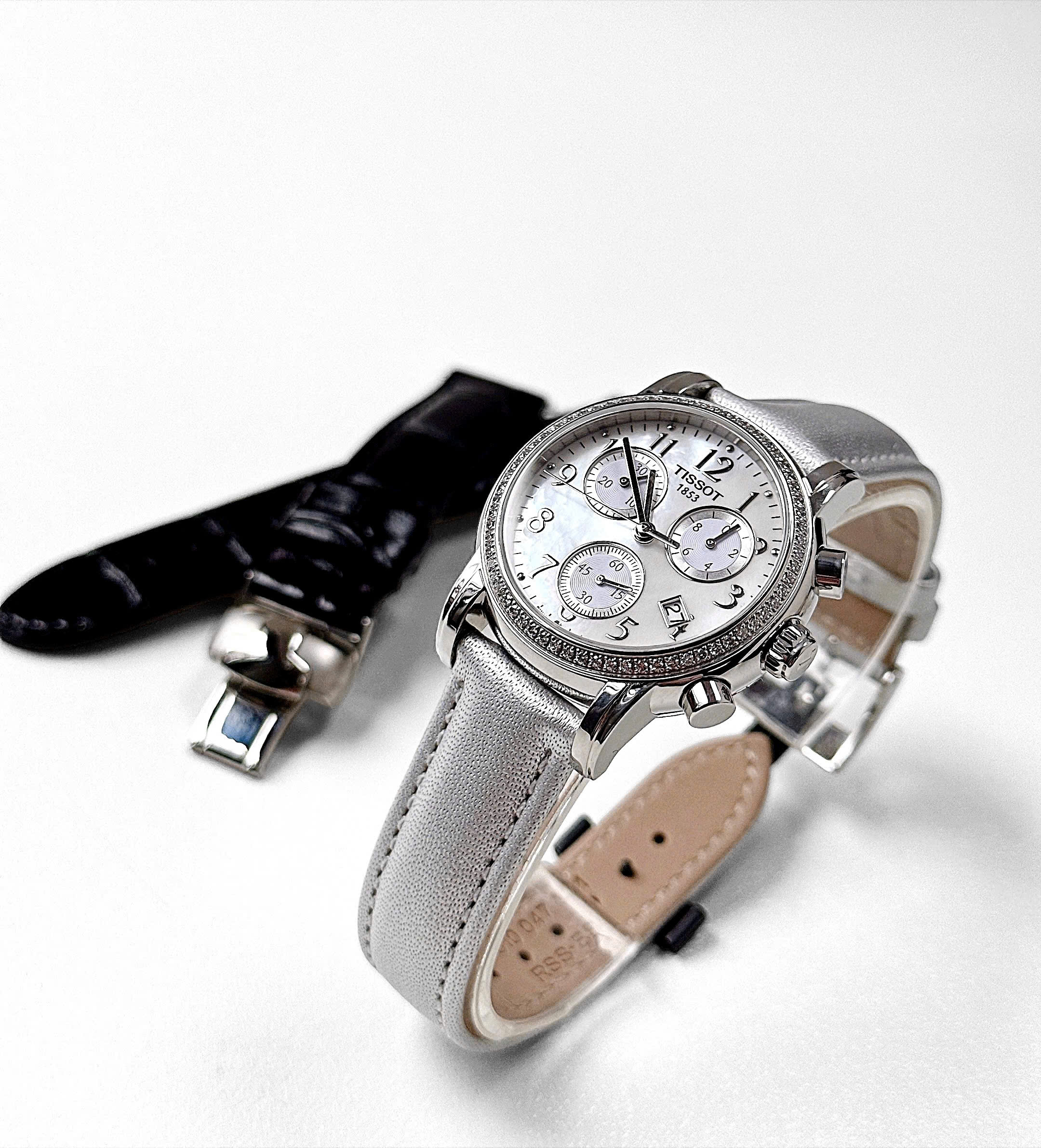 Đồng hồ Tissot Dressport mặt số khảm trai thiên nhiên óng ánh, được điểm xuyết ba mặt số phụ thể thao cùng viền đính kim cương lấp lánh