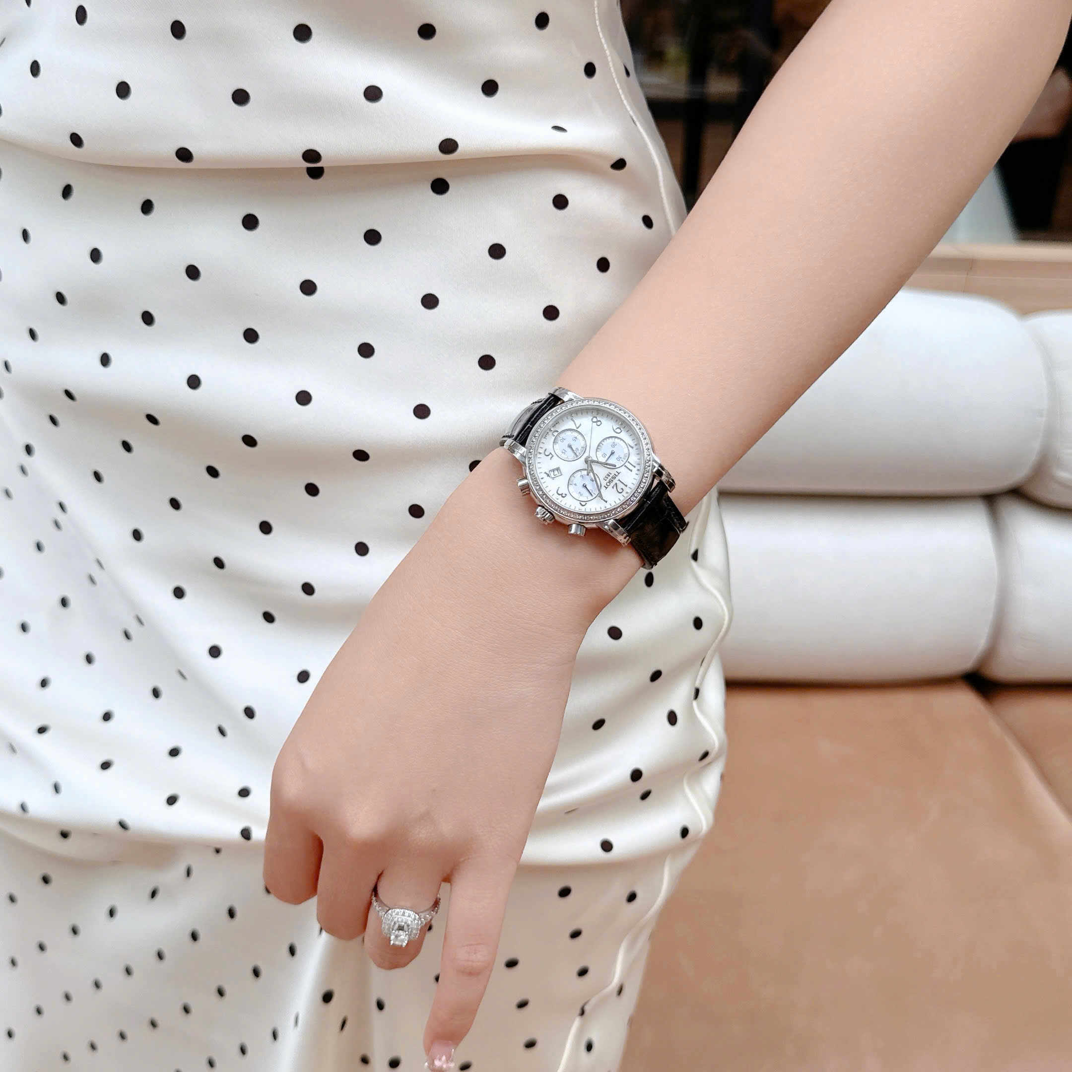 Đồng hồ Tissot Dressport mặt số khảm trai thiên nhiên óng ánh, được điểm xuyết ba mặt số phụ thể thao cùng viền đính kim cương lấp lánh