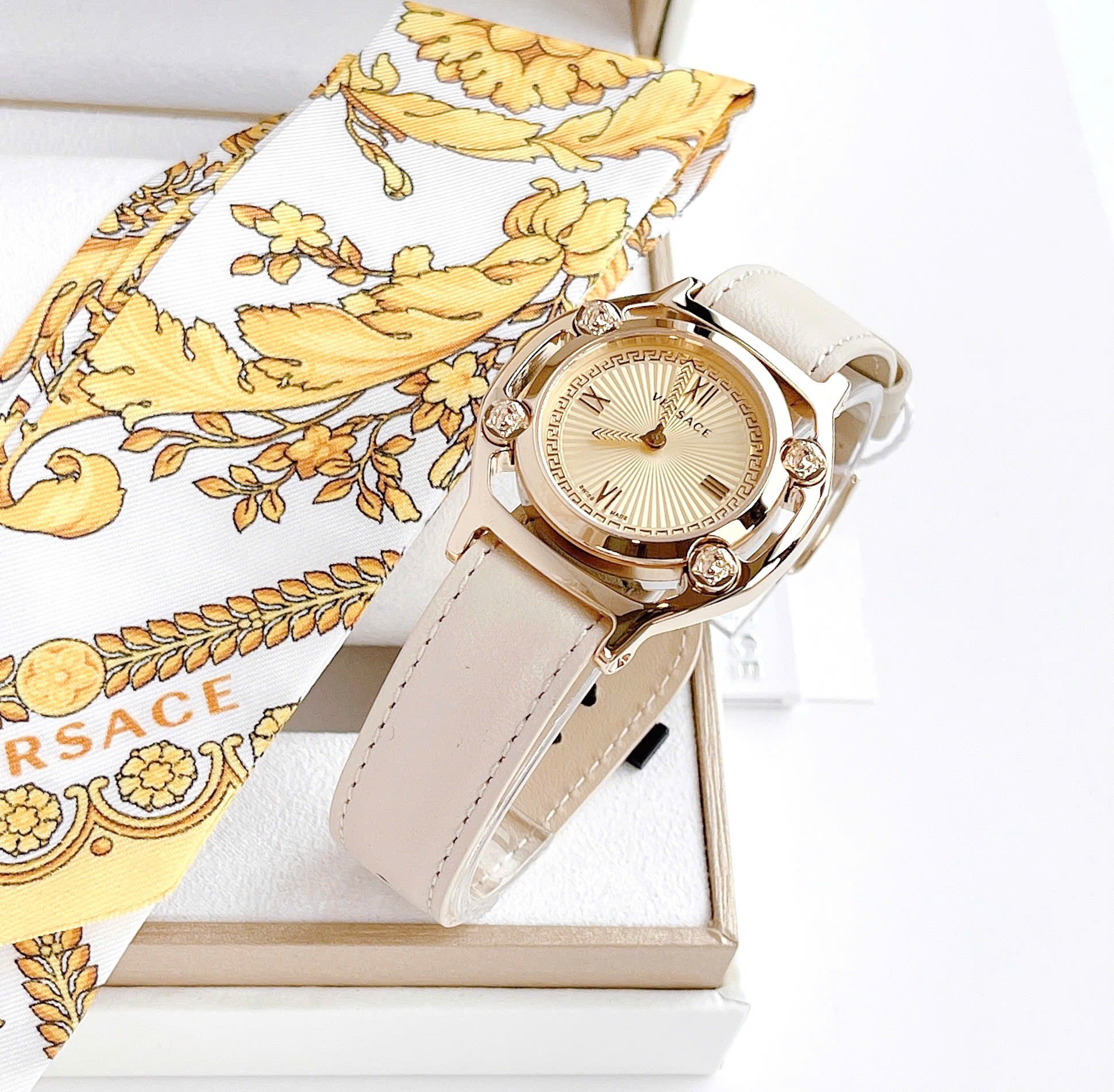 Đồng Hồ Nữ Versace Medusa Frame Barocco Print Watch 36mm VEVF00620 Màu Vàng