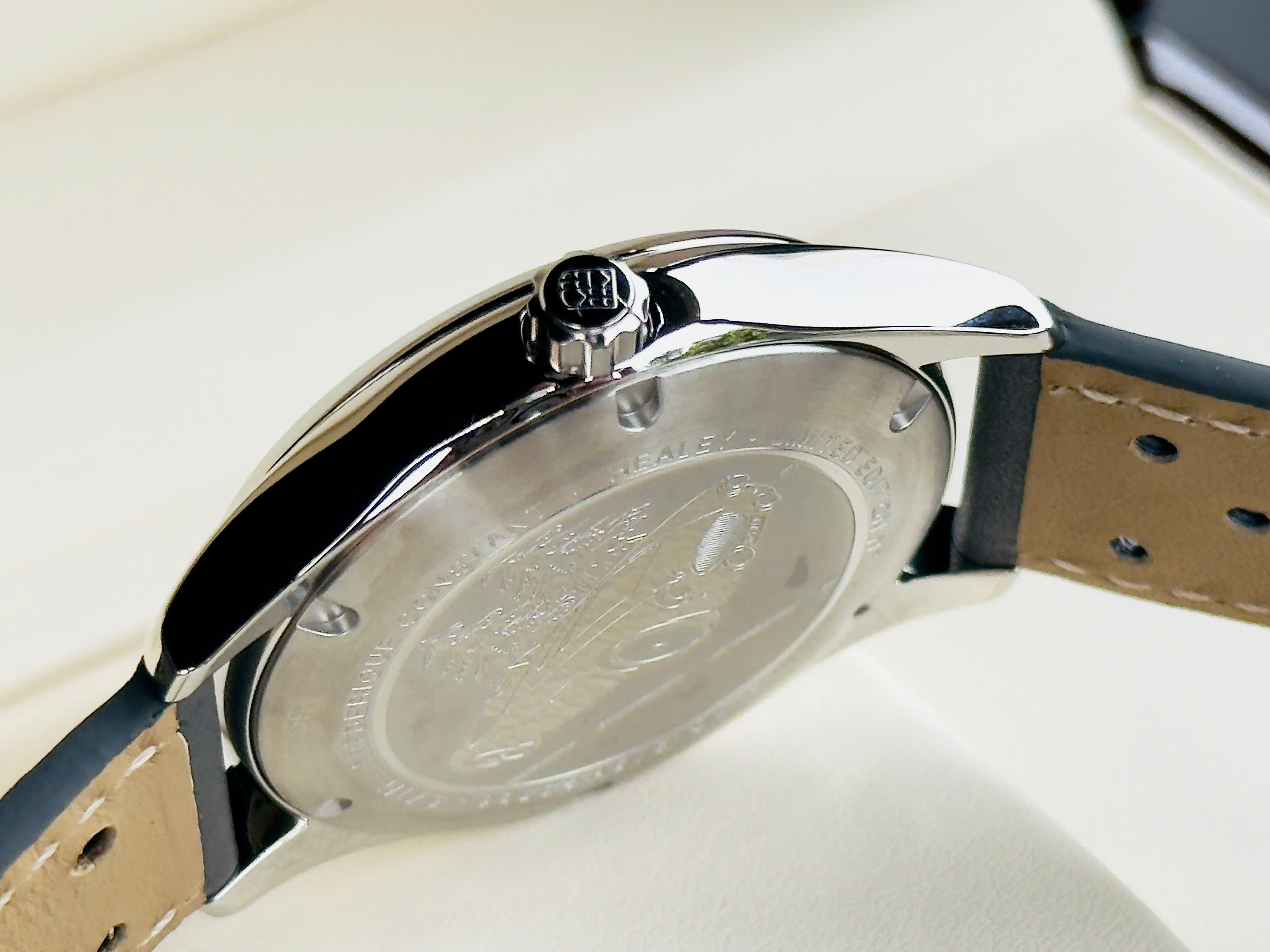 Đồng hồ Frederique Constant FC-345HGS5B6 – Cỗ máy thời gian dành cho tín đồ xe cổ và tinh thần đam mê bất tận