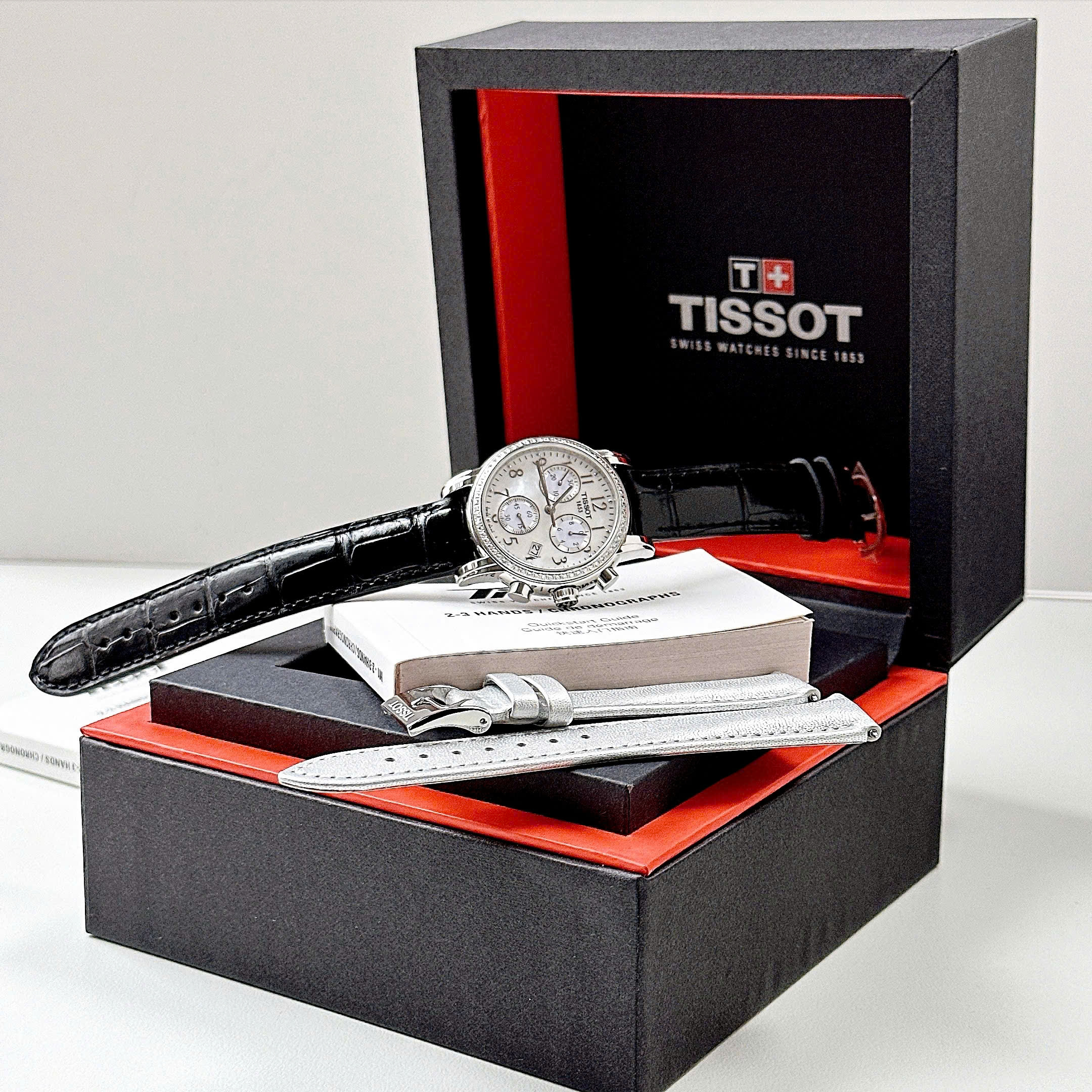 Đồng hồ Tissot Dressport mặt số khảm trai thiên nhiên óng ánh, được điểm xuyết ba mặt số phụ thể thao cùng viền đính kim cương lấp lánh