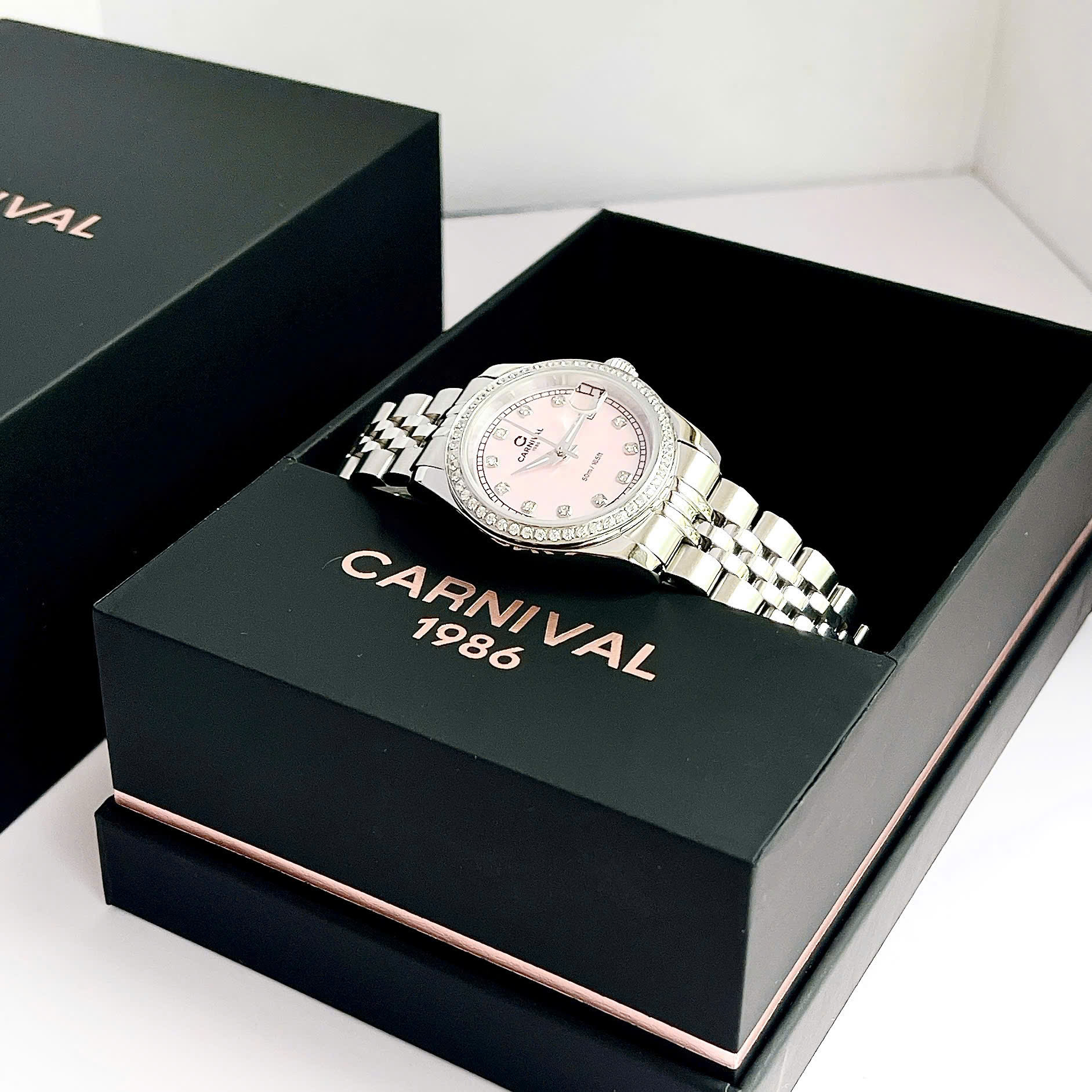 Đồng hồ nữ Carnival 8131L2-VT-HK – Thanh lịch chuẩn quý cô Thụy Sỹ