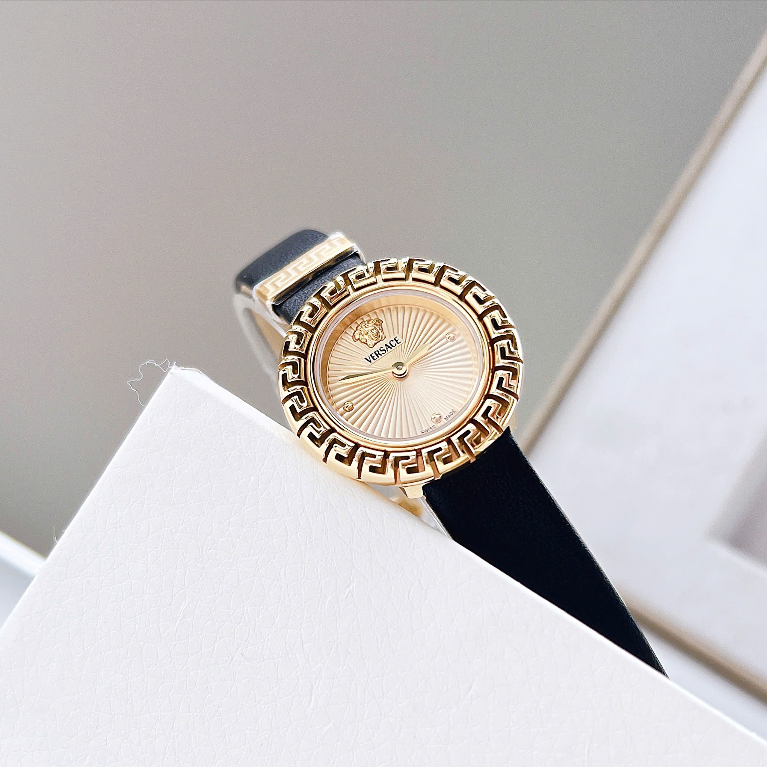 Đồng Hồ Versace La Greca SS 2025 – Vẻ Đẹp Tinh Tế Đến Từ Thụy Sĩ
