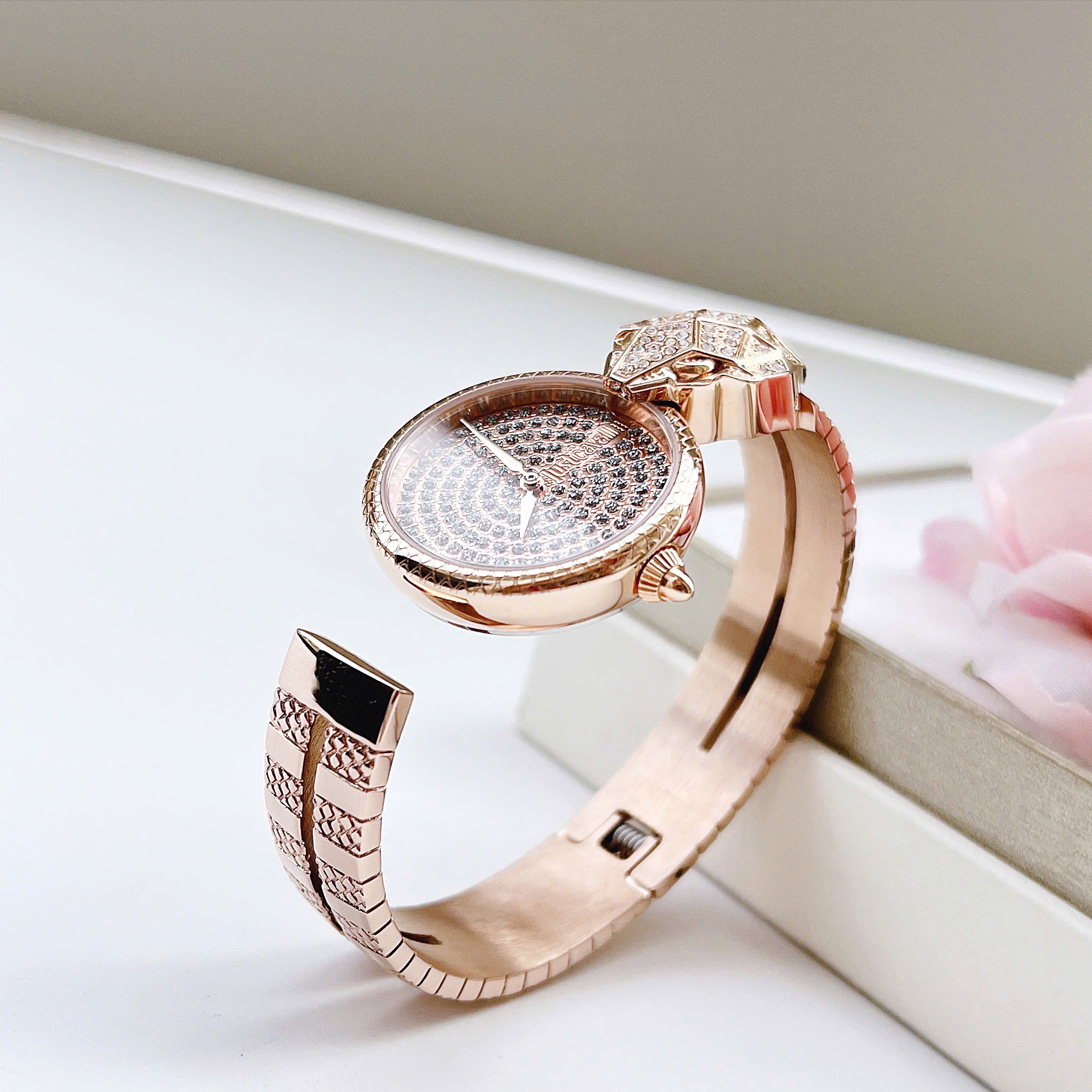 Đồng Hồ Just Cavalli Rắn Ngậm Tiền Full Đá – Thiết Kế Cá Tính, Sang Trọng Khó Cưỡng