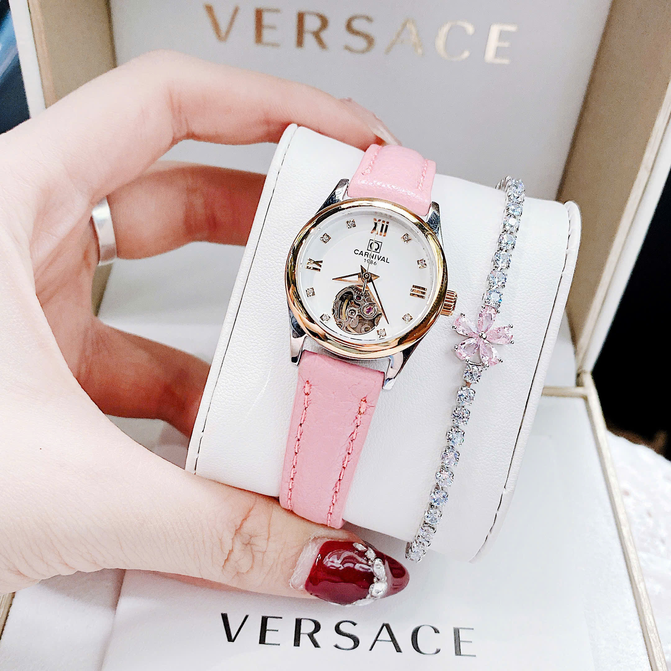 Đồng hồ nữ Carnival hở tim mặt đen – Vẻ đẹp xuất sắc dành cho cổ tay nhỏ xinh