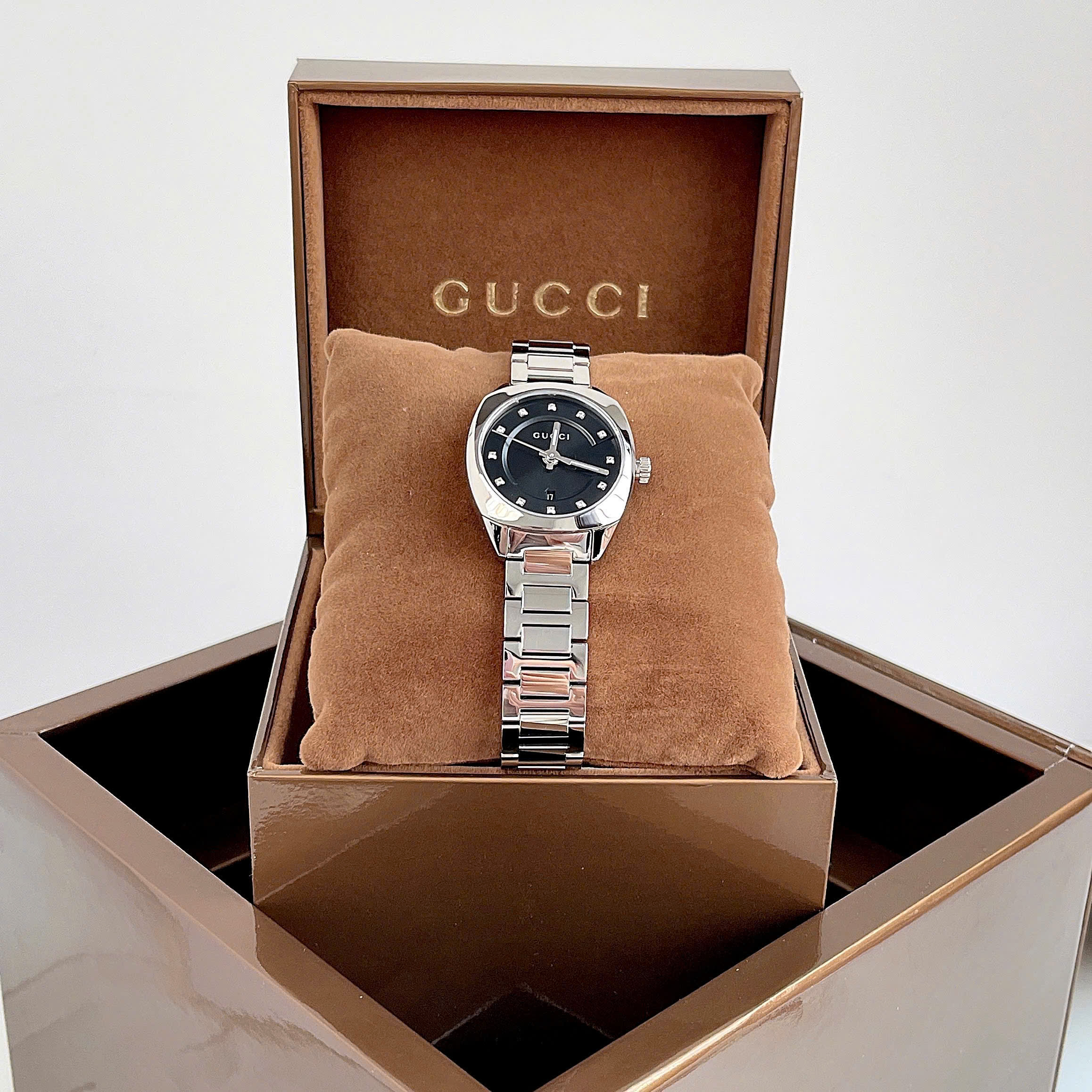 Đồng Hồ Gucci GG2570 Diamond – Đỉnh Cao Sang Trọng Tinh Tế Dành Cho Quý Cô Thời Thượng