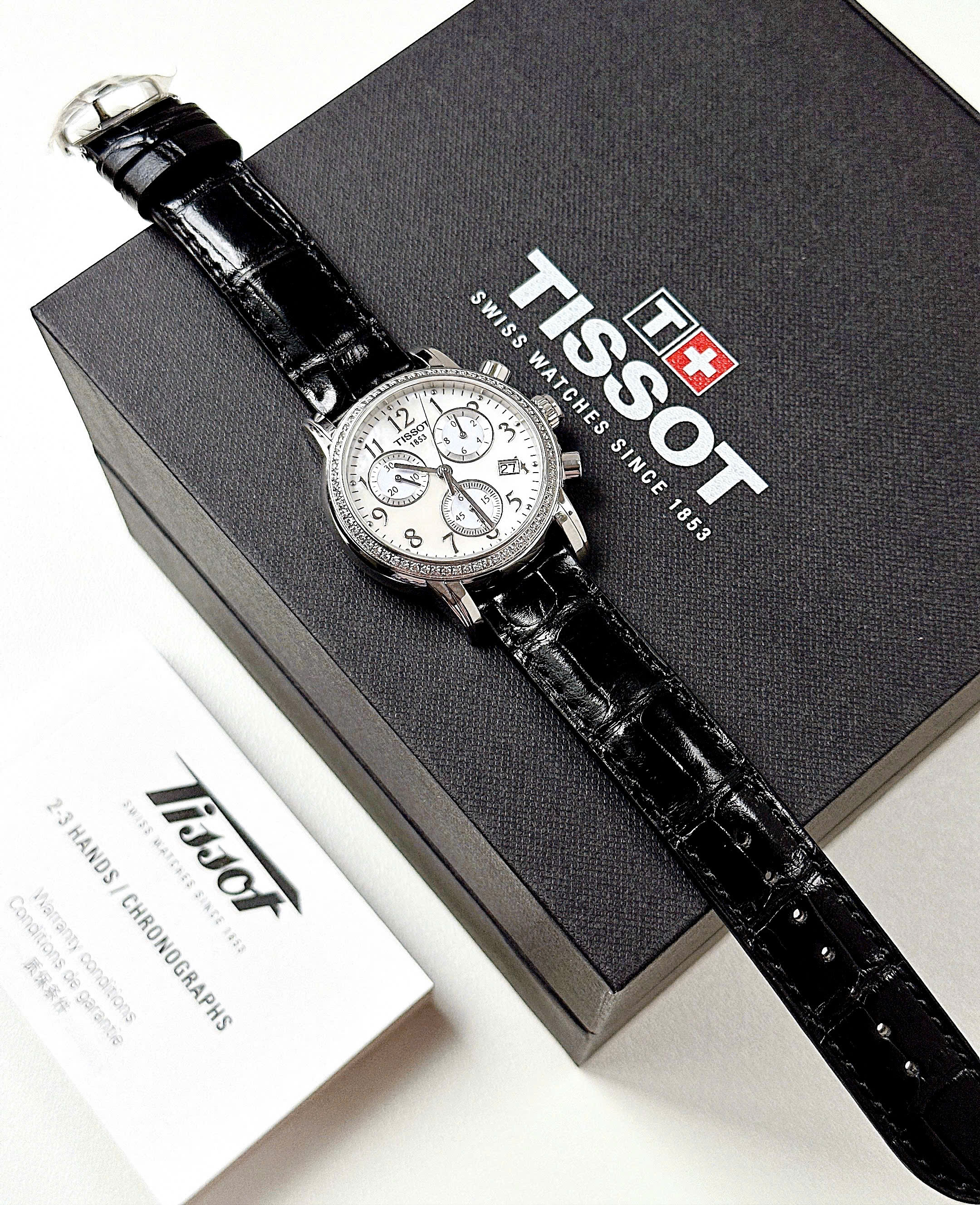 Đồng hồ Tissot Dressport mặt số khảm trai thiên nhiên óng ánh, được điểm xuyết ba mặt số phụ thể thao cùng viền đính kim cương lấp lánh