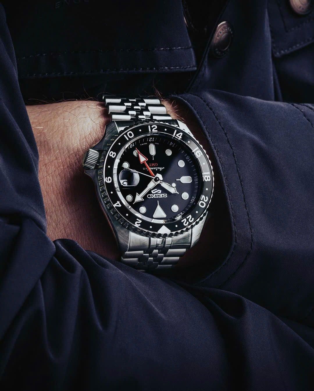 Đồng Hồ Seiko SSK001K1 – Phiên Bản “Batman” GMT Mạnh Mẽ, Đậm Chất Thể Thao