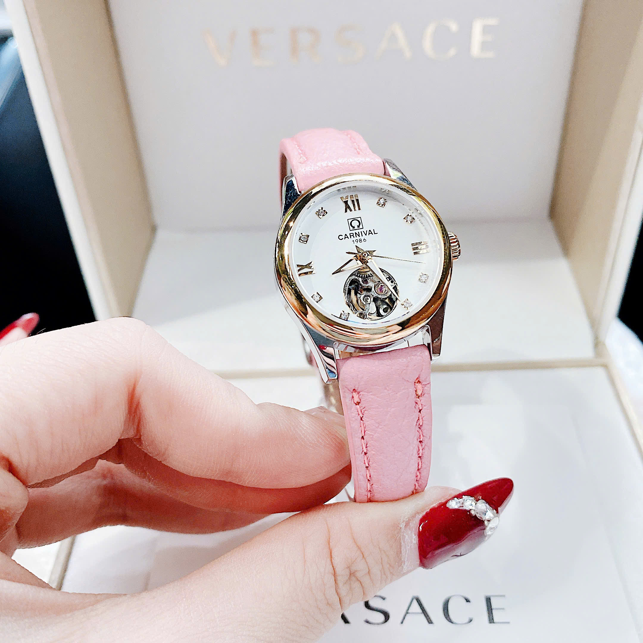 Đồng hồ nữ Carnival hở tim mặt đen – Vẻ đẹp xuất sắc dành cho cổ tay nhỏ xinh