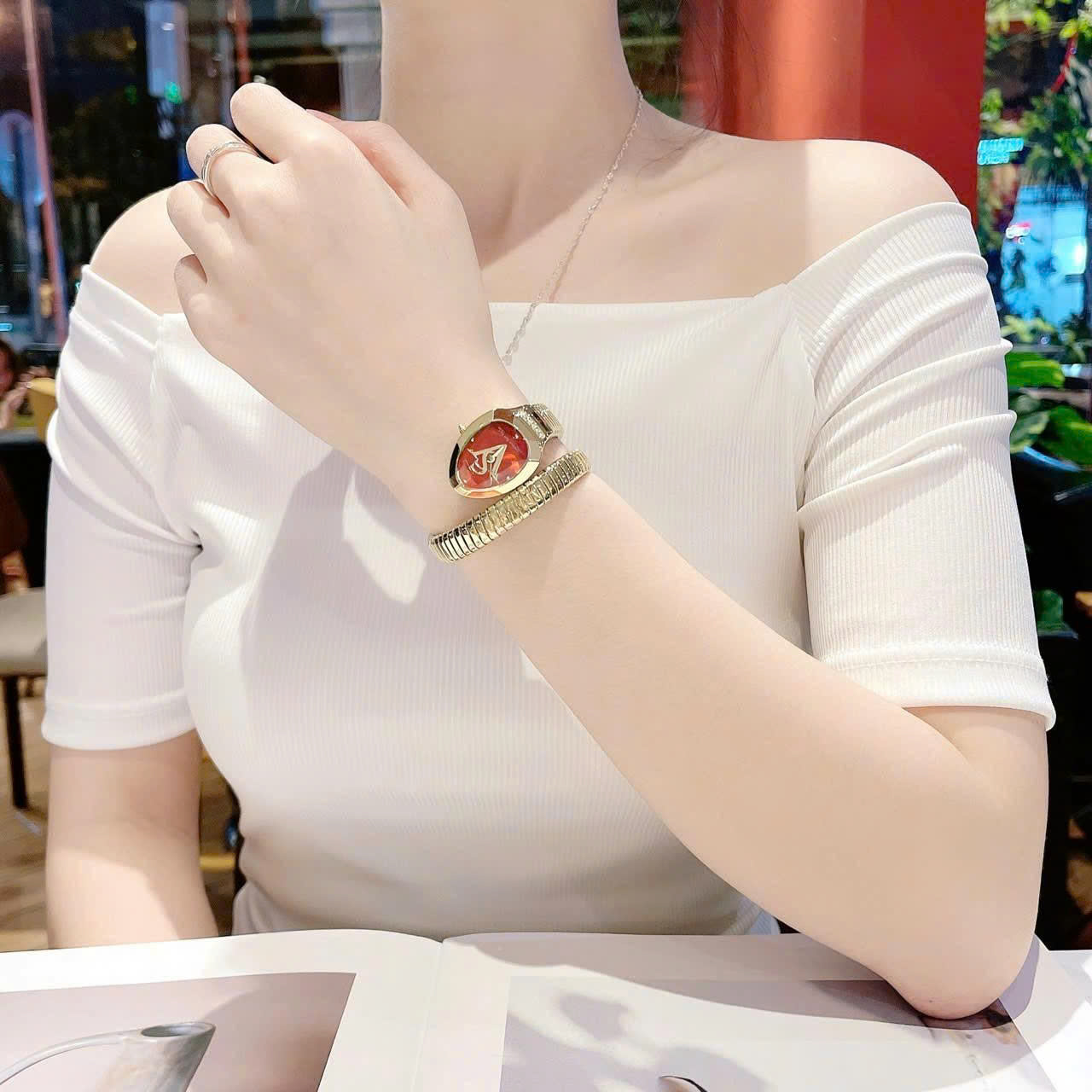 Đồng Hồ Nữ Rắn Cuốn Christian Van Sant CV0873 – Biểu tượng quyến rũ và quyền lực