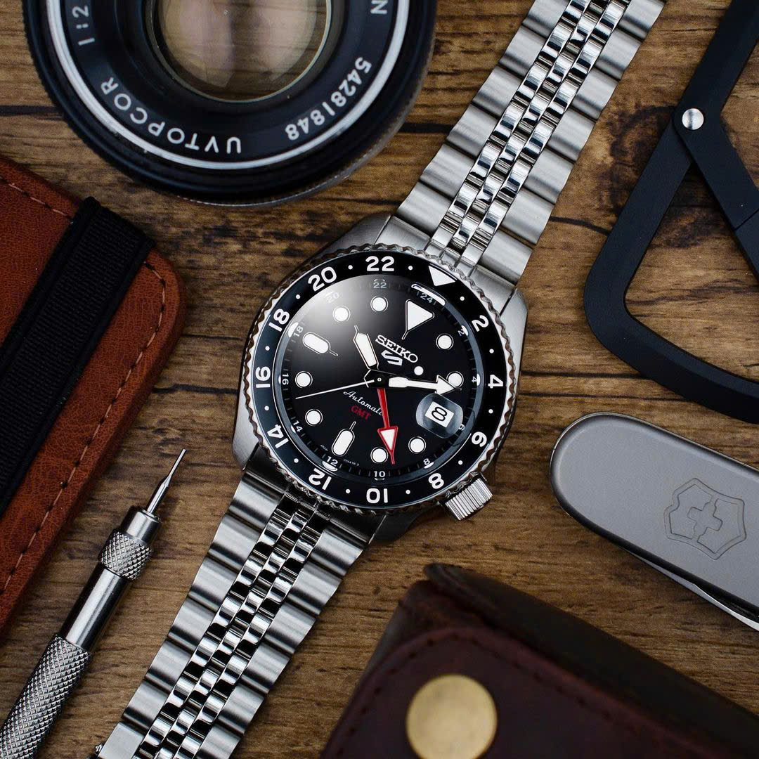 Đồng Hồ Seiko SSK001K1 – Phiên Bản “Batman” GMT Mạnh Mẽ, Đậm Chất Thể Thao