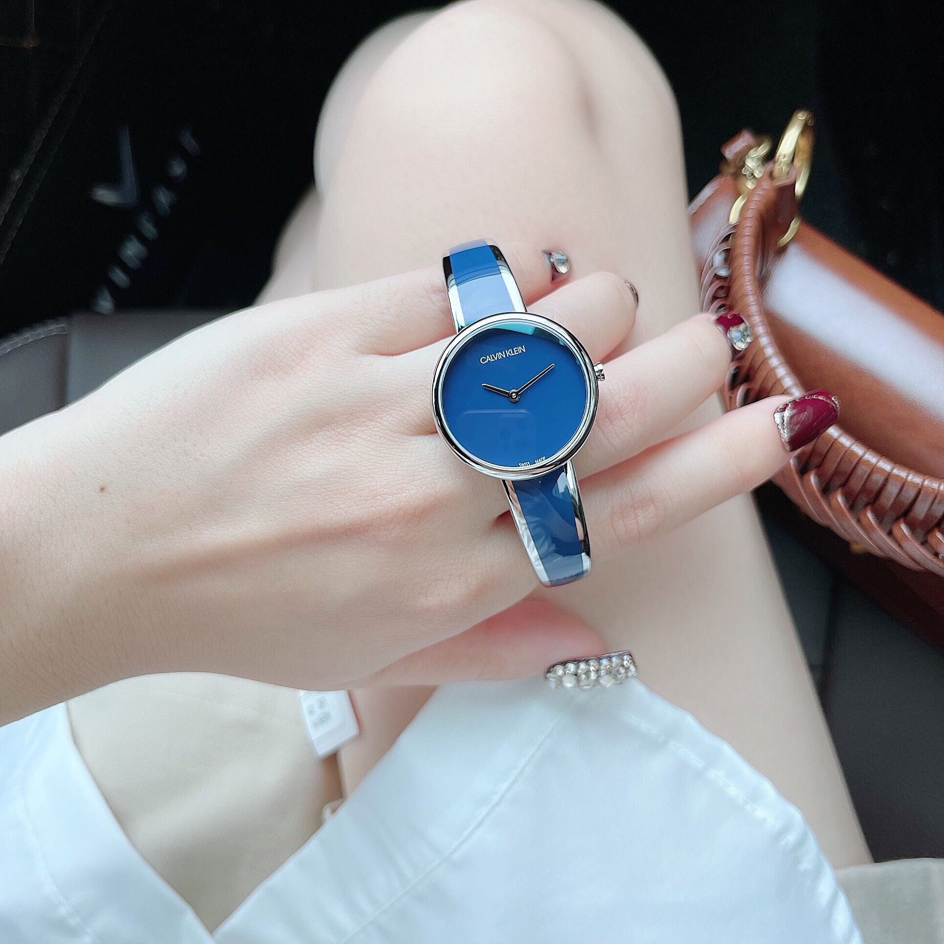 Đồng hồ nữ Calvin Klein dây kiềng màu xanh navy: Sự kỳ diệu của sự hiếm hoi và ghiền mê