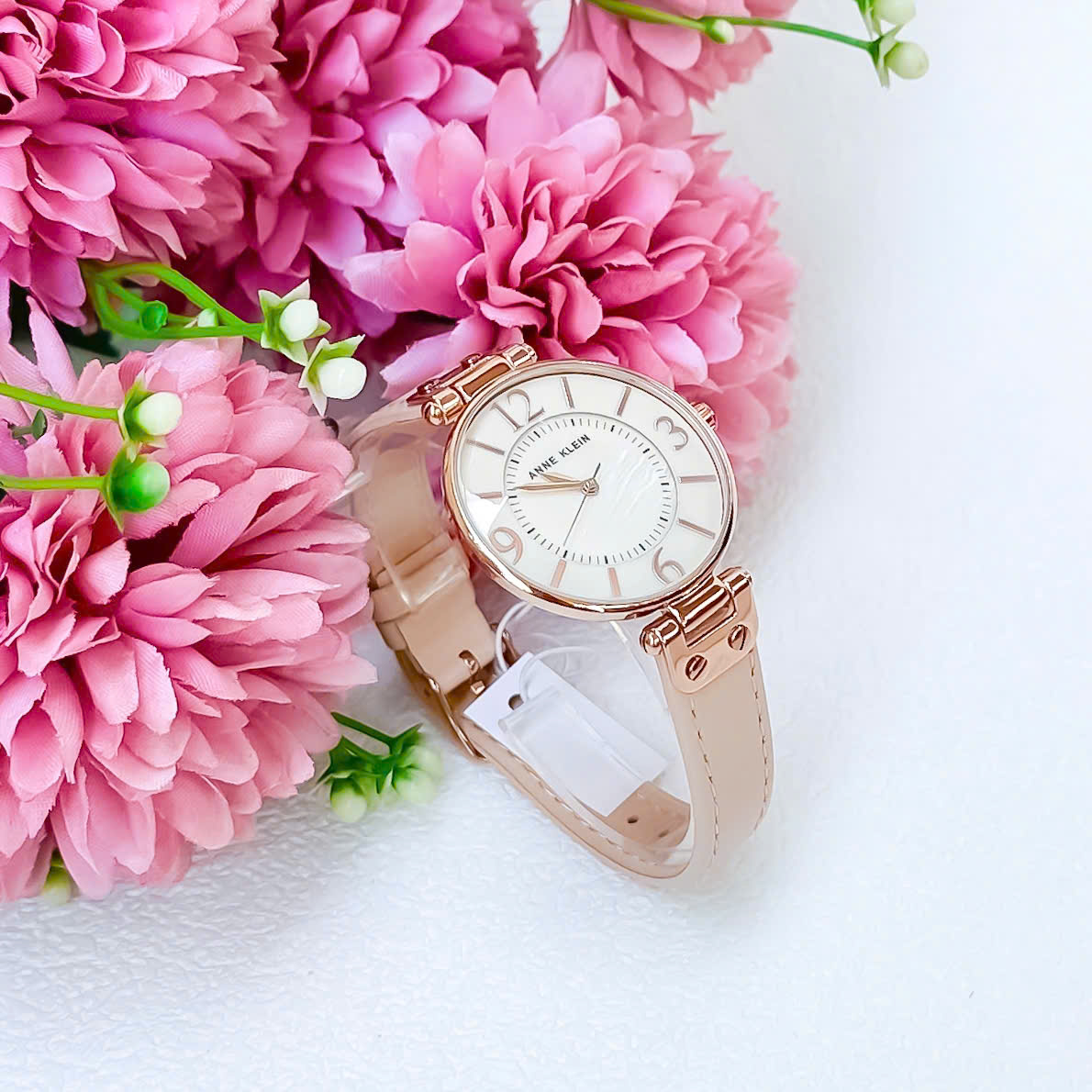 Đồng Hồ Anne Klein Dây Da Mặt Nude – Thiết Kế Đơn Giản Thanh Lịch, “Hot” Mãi Không Hạ Nhiệt