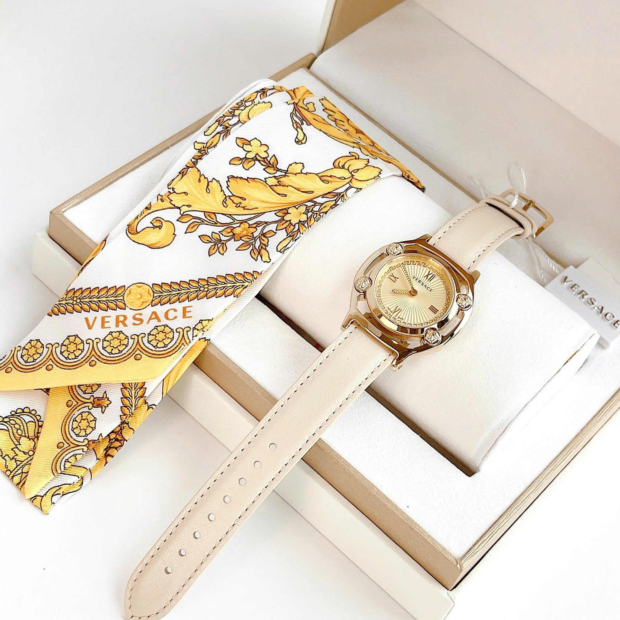 Đồng Hồ Nữ Versace Medusa Frame Barocco Print Watch 36mm VEVF00620 Màu Vàng