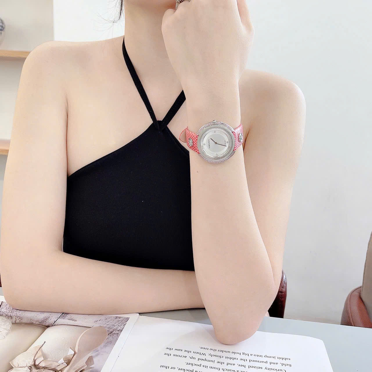 ĐỒNG HỒ VERSACE THEA PINK – NGỌT NGÀO, TINH TẾ VÀ SANG TRỌNG TRONG TỪNG CHI TIẾT VA7070013