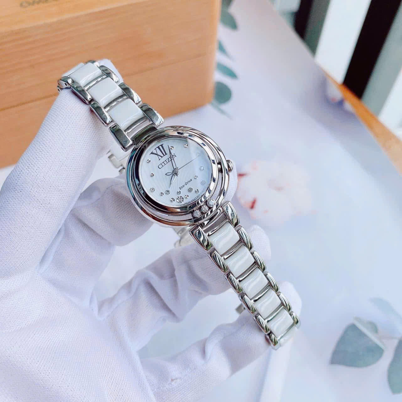 Đồng hồ Citizen EM0320-83A Sunrise – Biểu tượng của vẻ đẹp tinh tế và công nghệ Eco-Drive