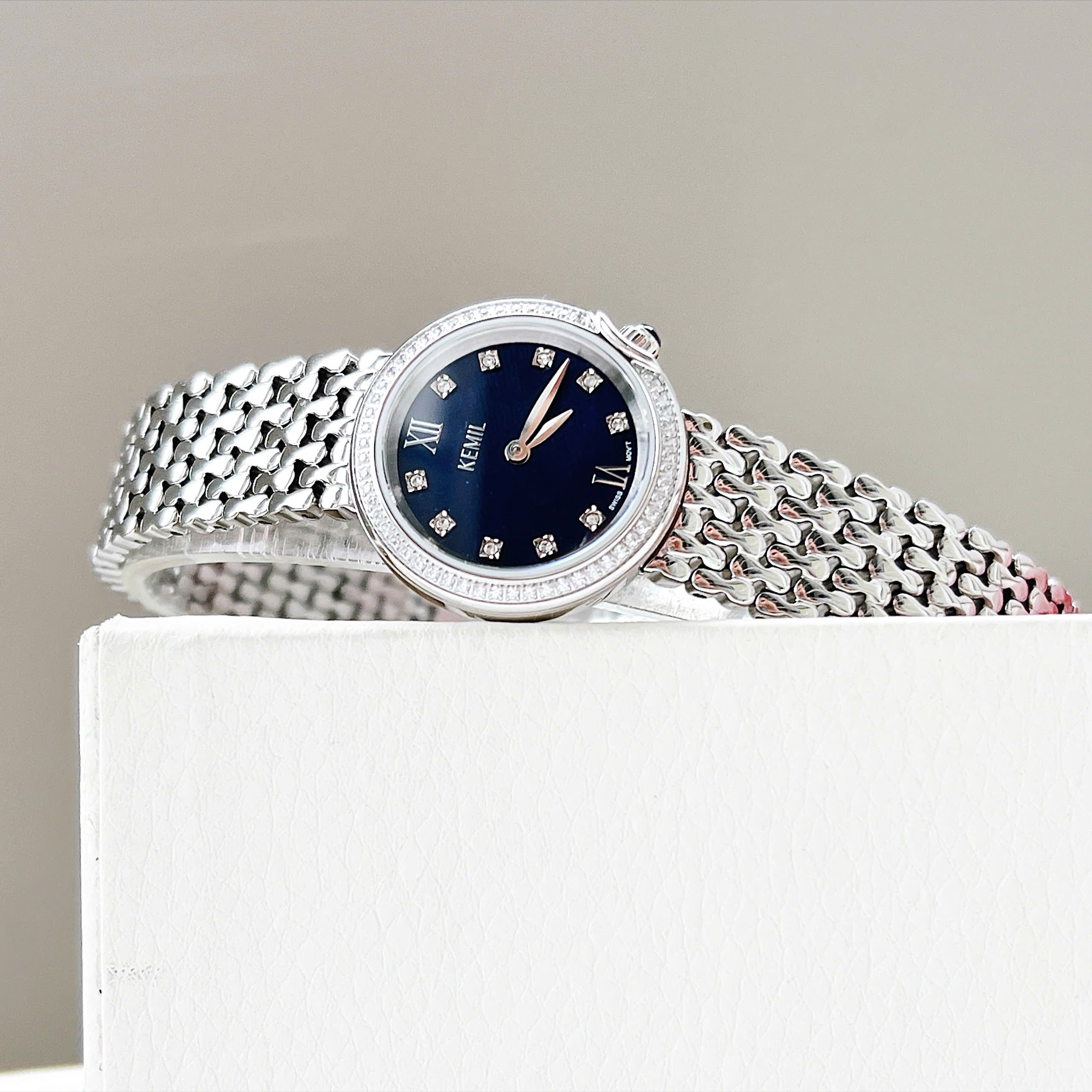 Đồng hồ KEMIL KM2501 – Phiên Bản Vảy Cá Đính Kim Cương Moissanite Sang Trọng Và Độc Đáo