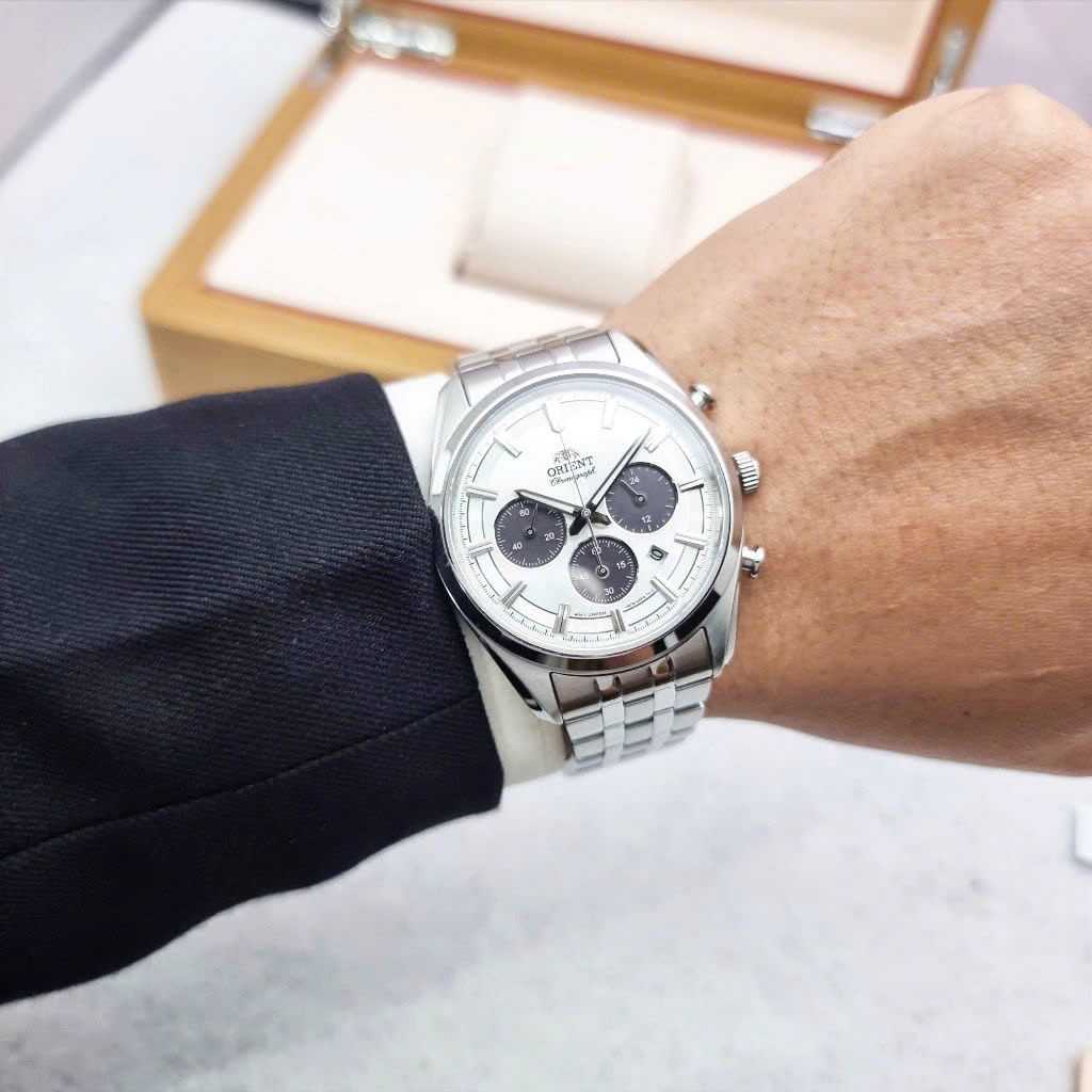 Đồng hồ Orient RA-TX0305S10B – Đồng Hồ Solar Chronograph Thép Trắng Mặt Trắng Sang Trọng và Thể Thao 2025
