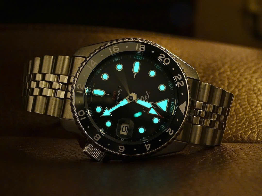 Đồng Hồ Seiko SSK001K1 – Phiên Bản “Batman” GMT Mạnh Mẽ, Đậm Chất Thể Thao