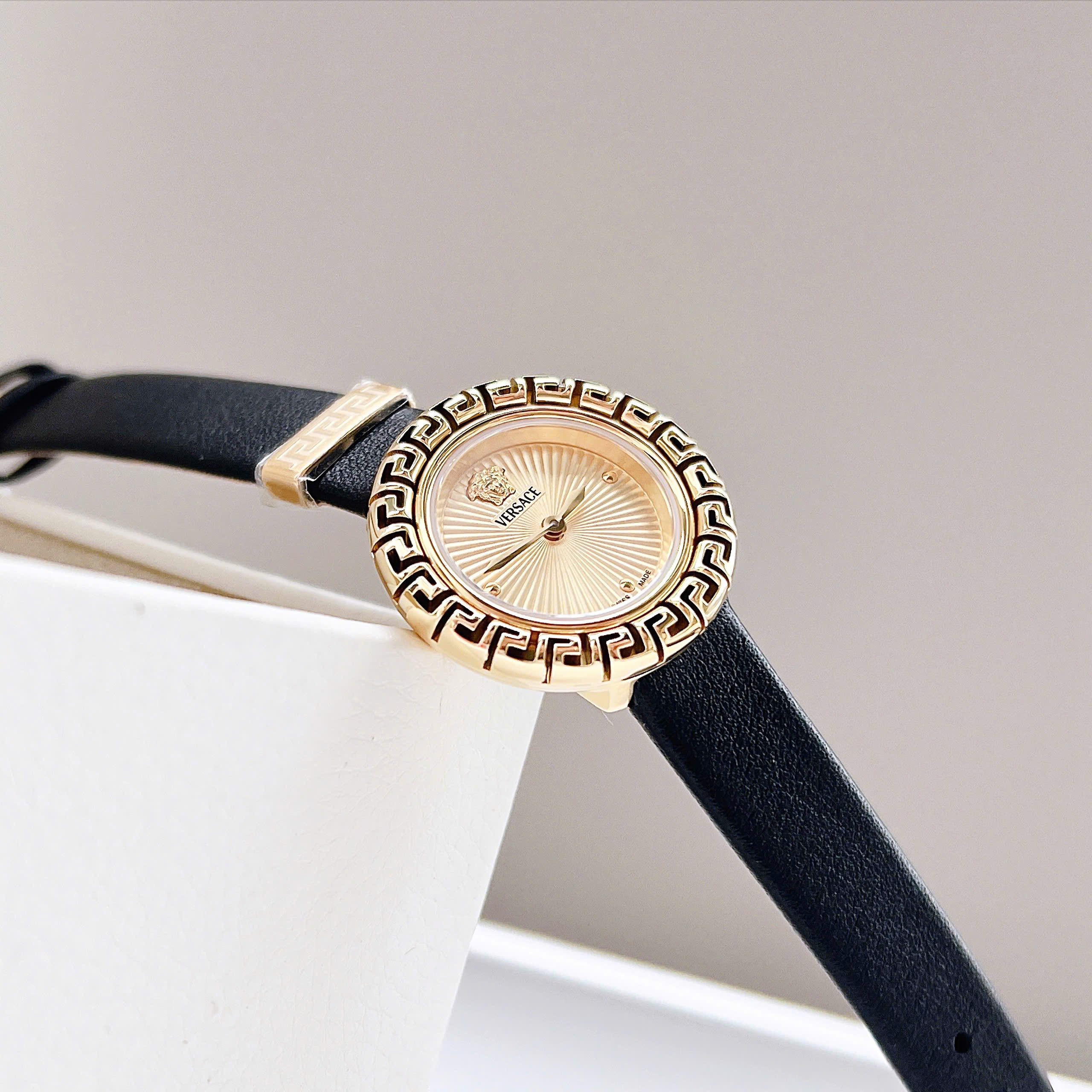 Đồng Hồ Versace La Greca SS 2025 – Vẻ Đẹp Tinh Tế Đến Từ Thụy Sĩ