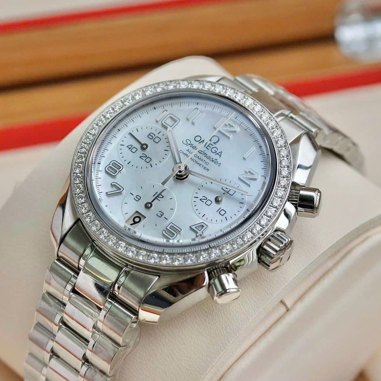 Omega Speedmaster Chronograph Diamond 38mm – Đẳng Cấp Thể Thao Kết Hợp Vẻ Đẹp Kim Cương