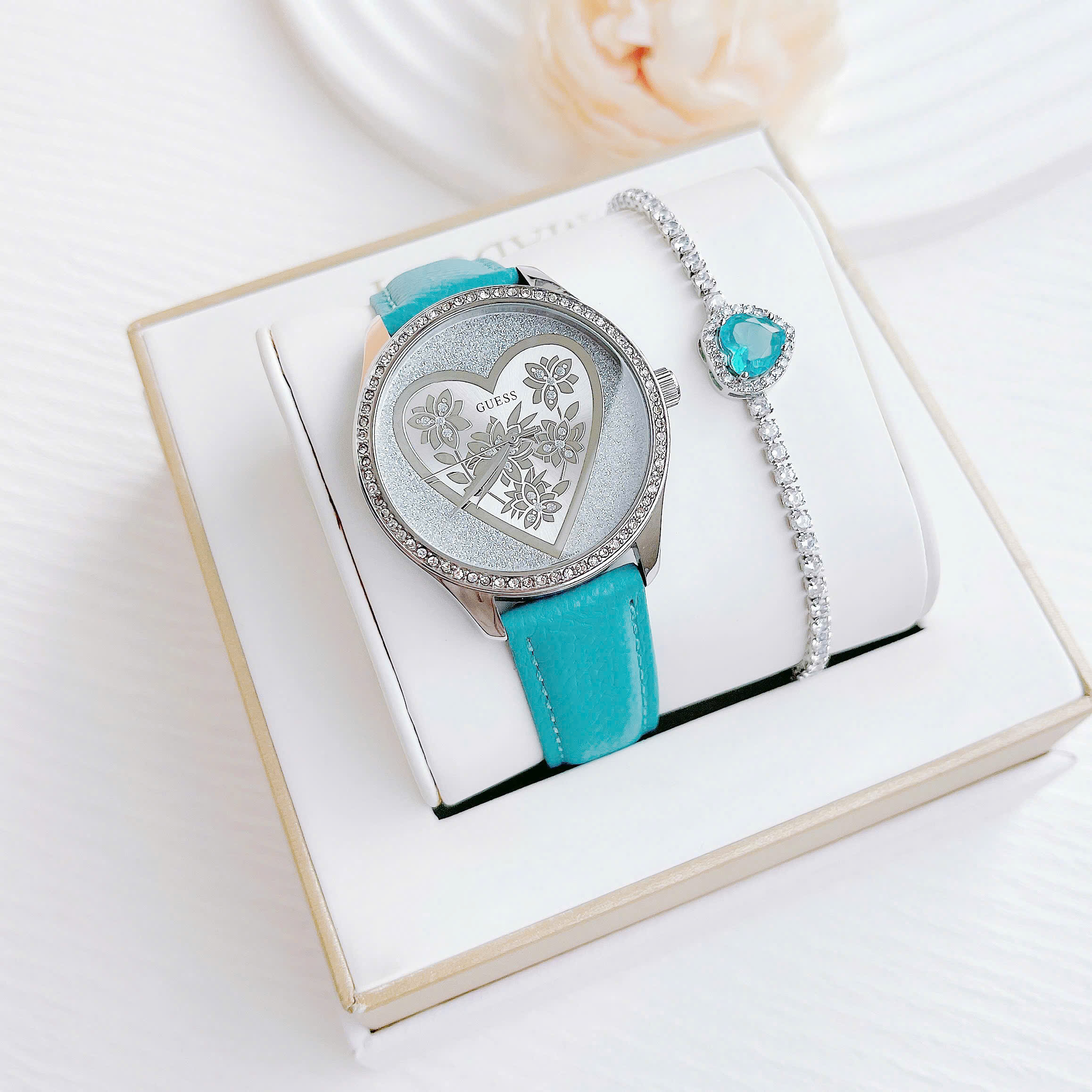 Đồng hồ nữ Guess Trendy Silver Watch 2025 – Thiết kế tinh tế, trái tim hoa đầy nữ tính