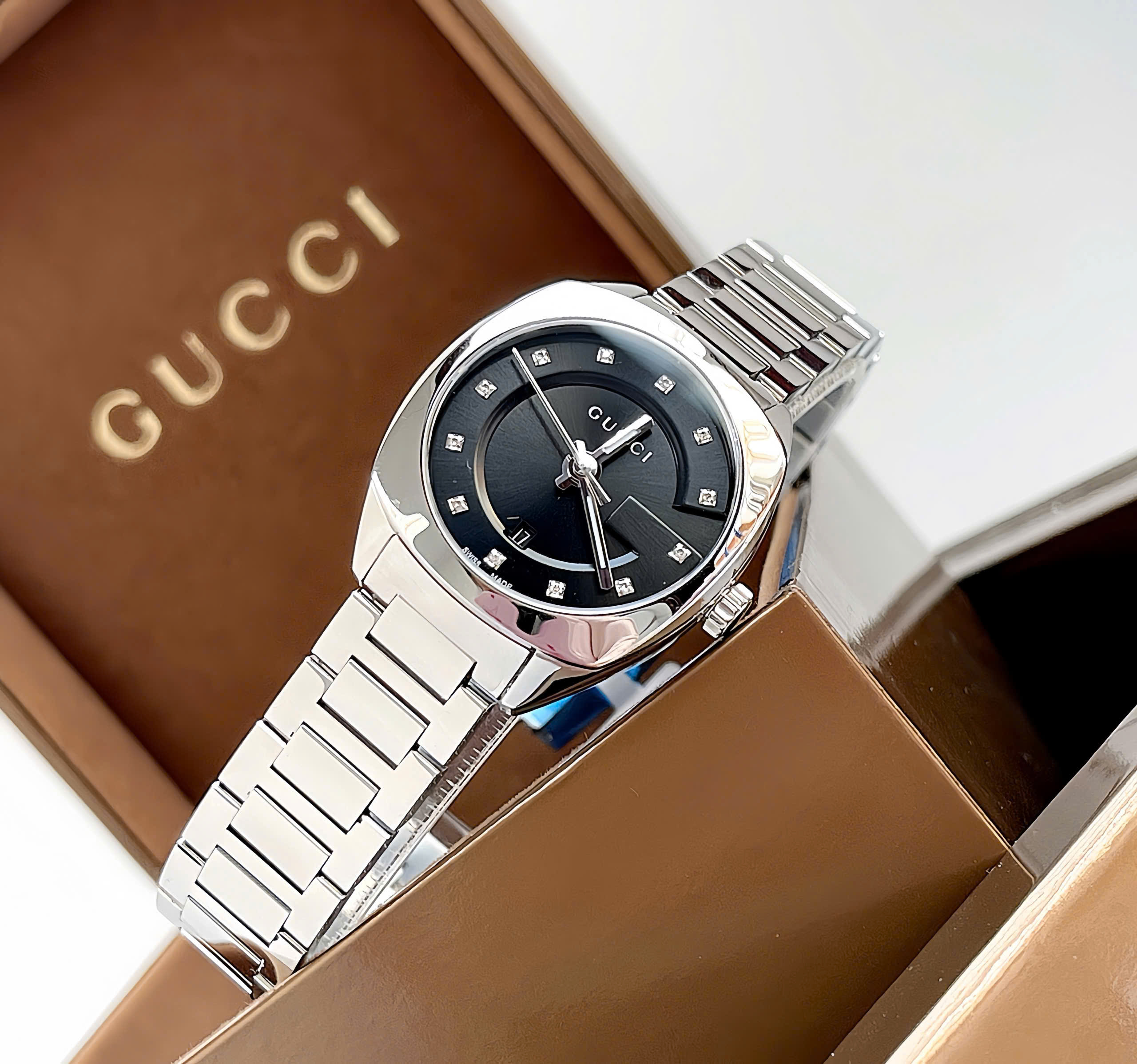 Đồng Hồ Gucci GG2570 Diamond – Đỉnh Cao Sang Trọng Tinh Tế Dành Cho Quý Cô Thời Thượng