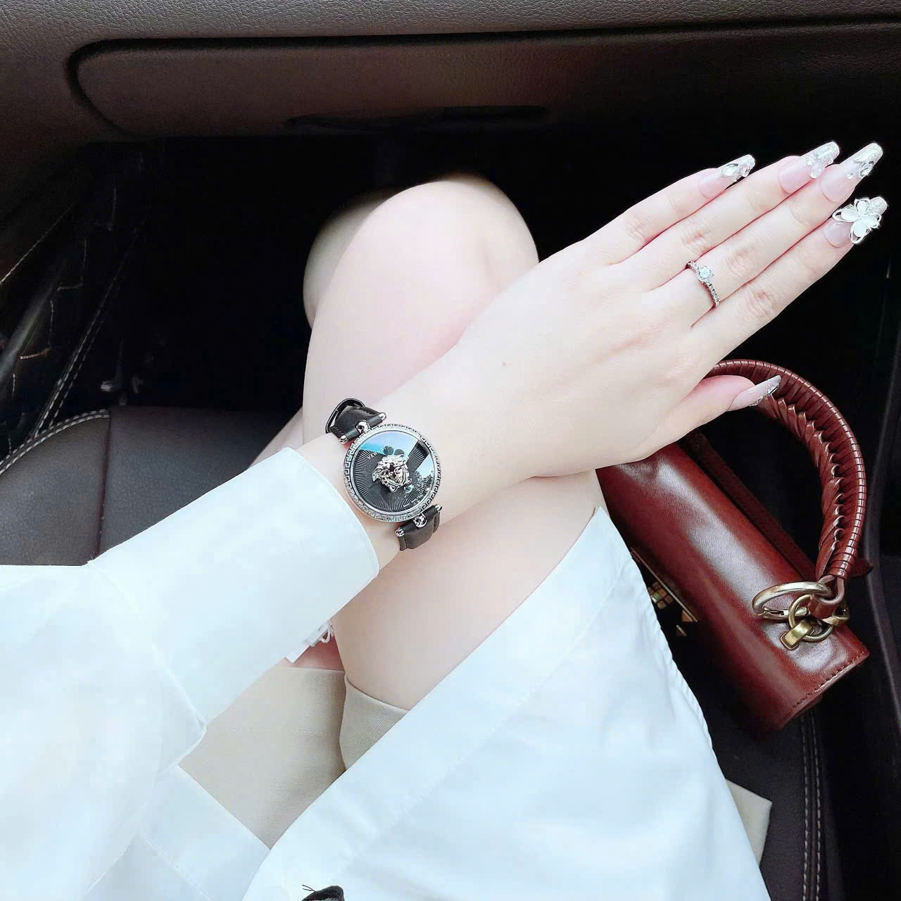 Đồng Hồ VERSACE Nữ – Vẻ Đẹp Hoàng Gia Và Biểu Tượng Đẳng Cấp Của Nhà Mốt Ý