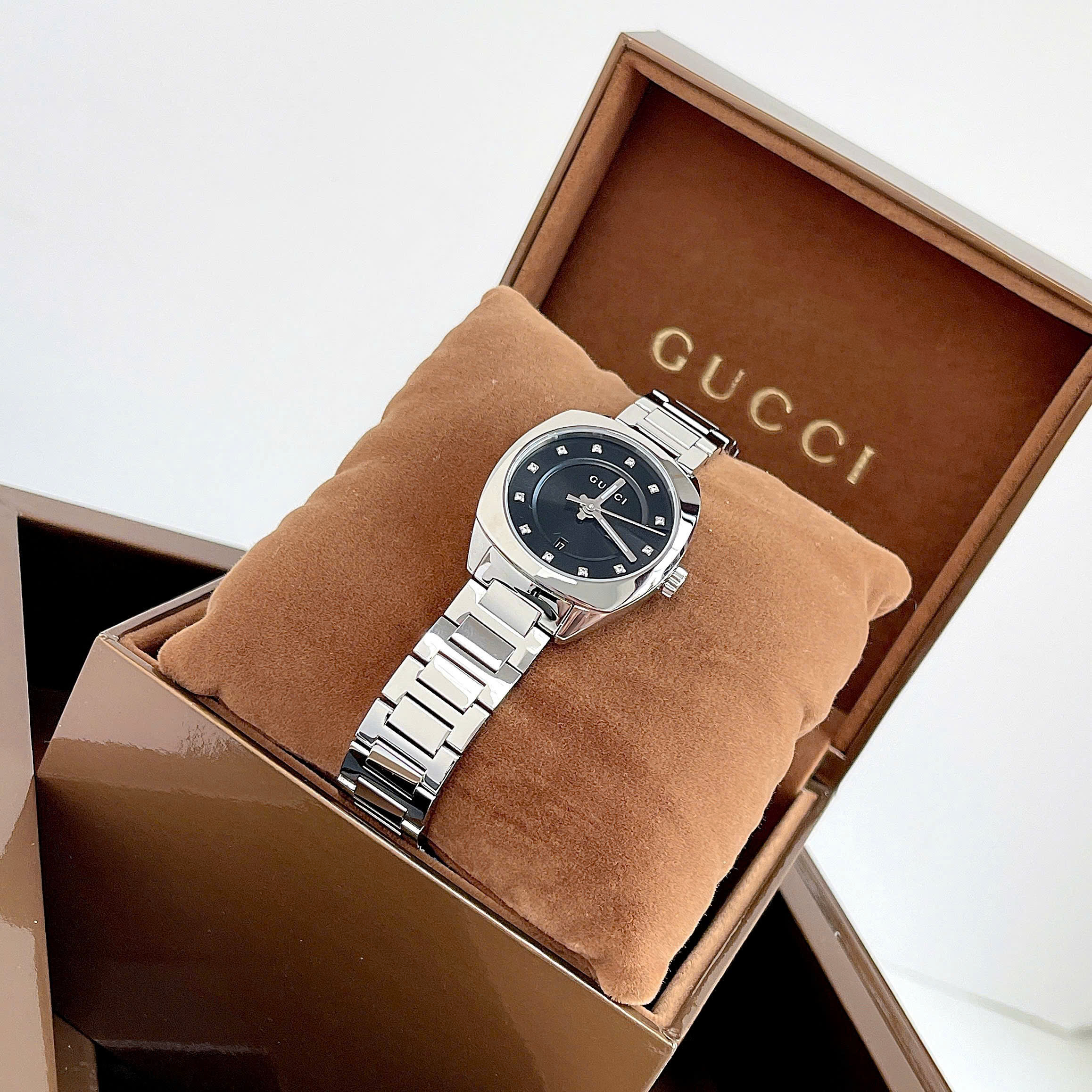 Đồng Hồ Gucci GG2570 Diamond – Đỉnh Cao Sang Trọng Tinh Tế Dành Cho Quý Cô Thời Thượng