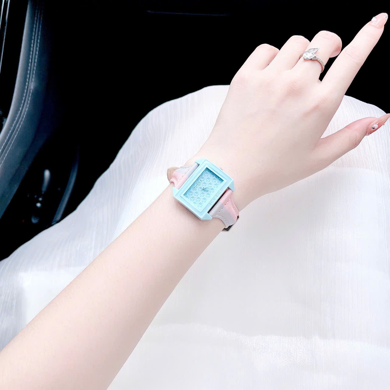 Đồng Hồ Guess 2025 – Thiết Kế Mặt Vuông Cá Tính, Dây Silicon Thời Trang