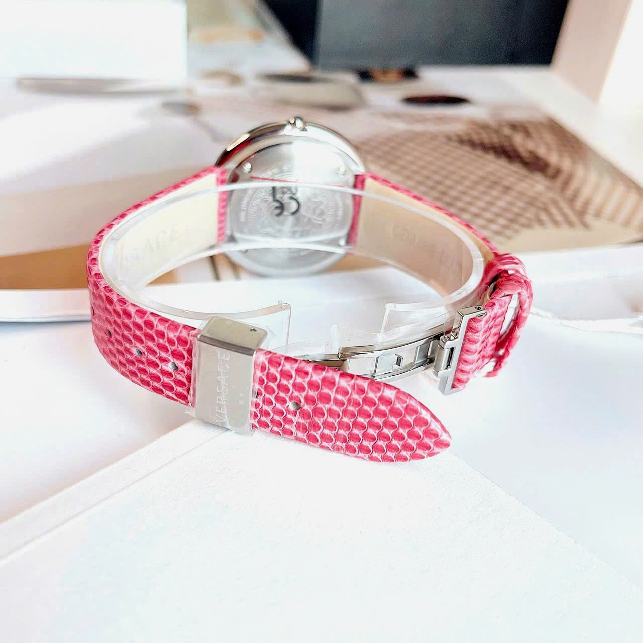 ĐỒNG HỒ VERSACE THEA PINK – NGỌT NGÀO, TINH TẾ VÀ SANG TRỌNG TRONG TỪNG CHI TIẾT VA7070013
