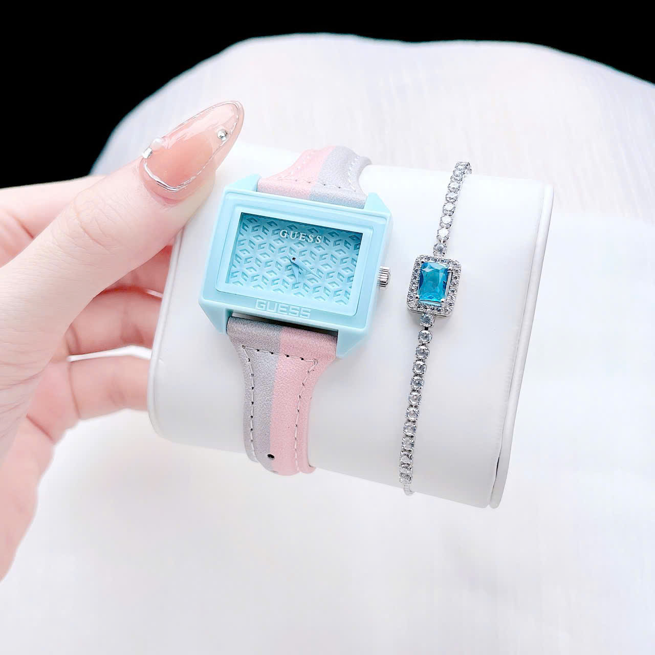 Đồng Hồ Guess 2025 – Thiết Kế Mặt Vuông Cá Tính, Dây Silicon Thời Trang