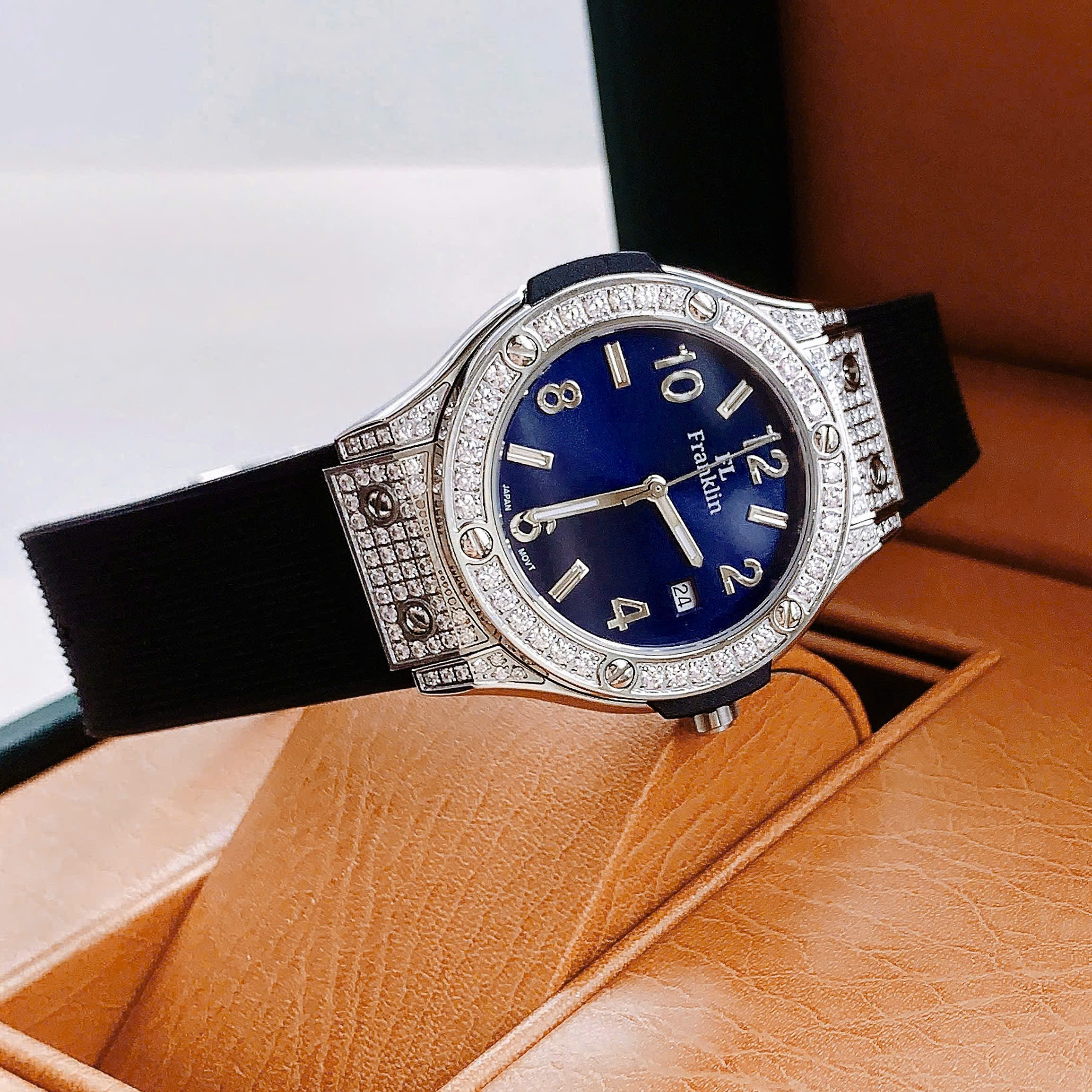 Đồng hồ nữ Franklin 35mm – Bộ Sưu Tập Mới Lấy Cảm Hứng Từ Hublot, Đẳng Cấp Và Hiện Đại