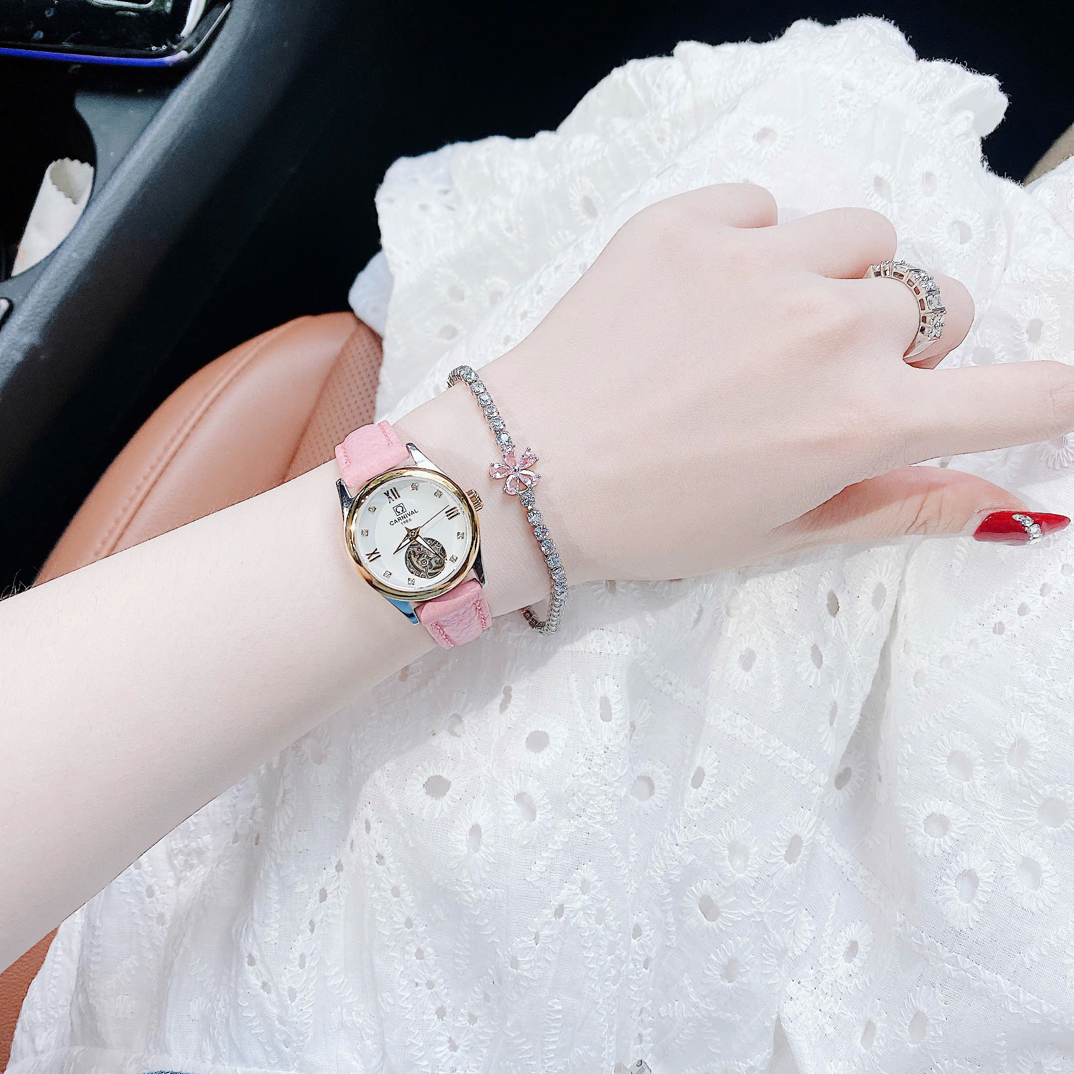 Đồng hồ nữ Carnival hở tim mặt đen – Vẻ đẹp xuất sắc dành cho cổ tay nhỏ xinh